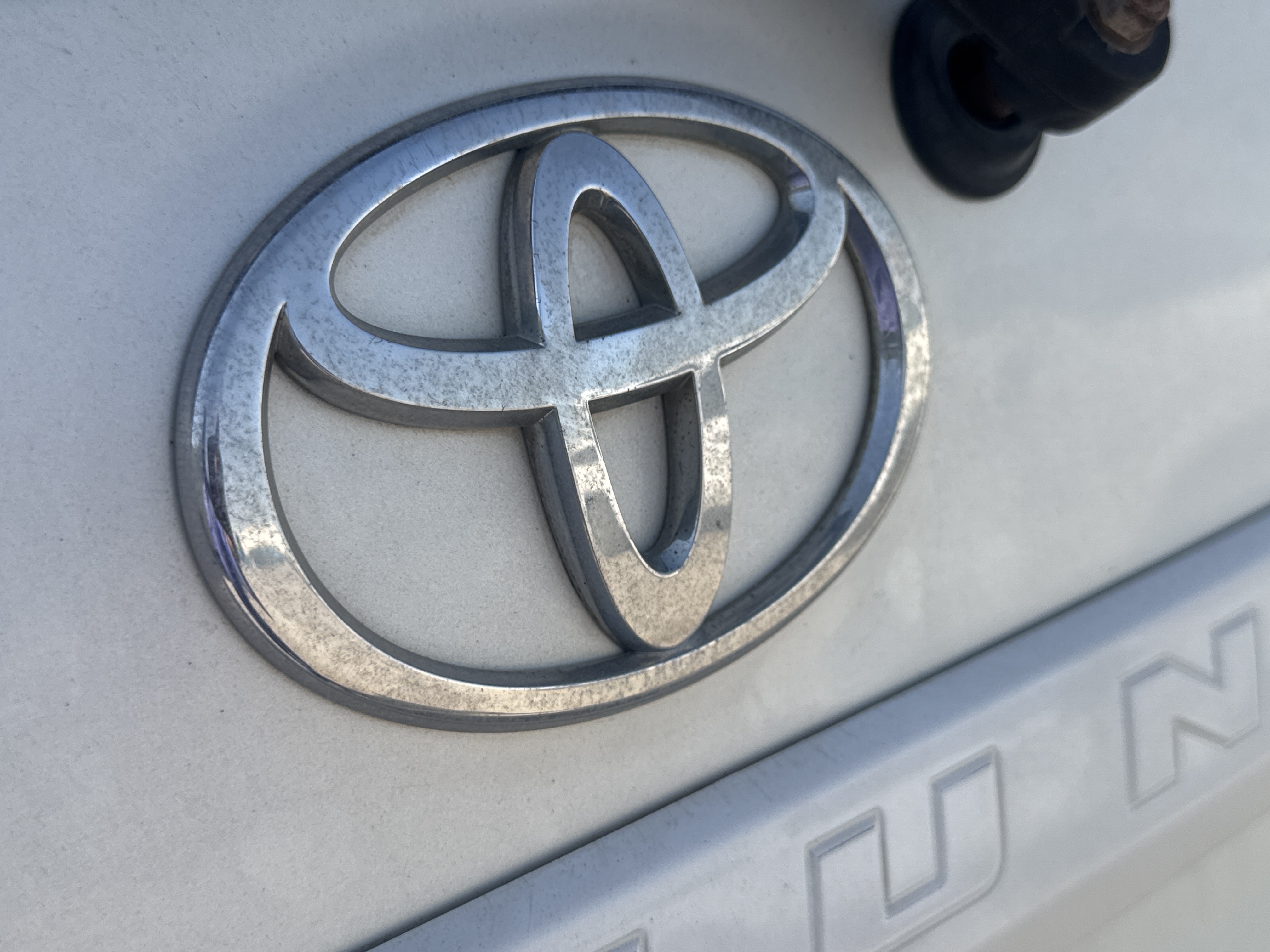 SUV-005-Toyota-Fortuner-SUVs-inspection-Exterior-Rear-logo-1