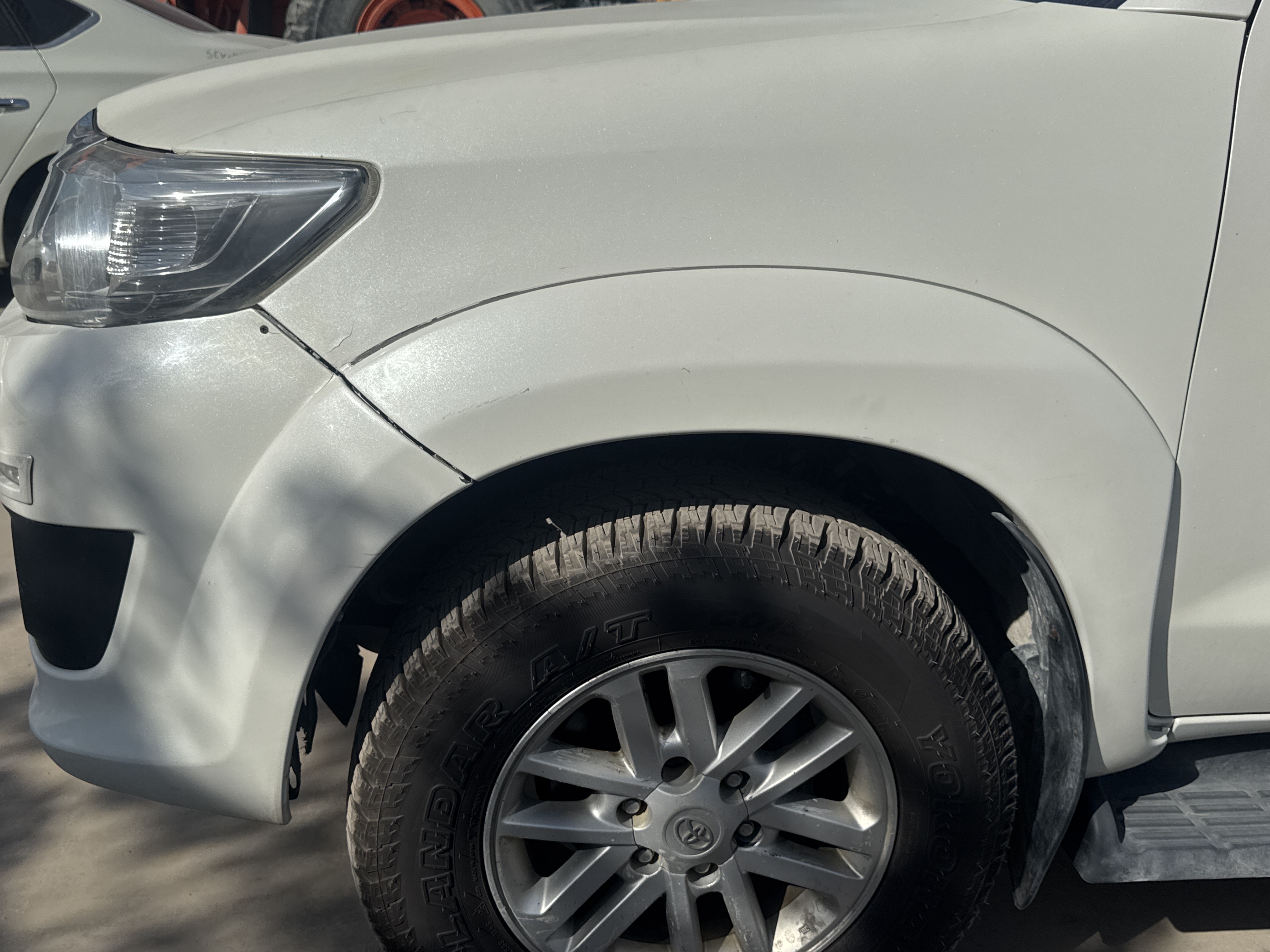 SUV-005-Toyota-Fortuner-SUVs-inspection-Exterior-Front-left-fender-1