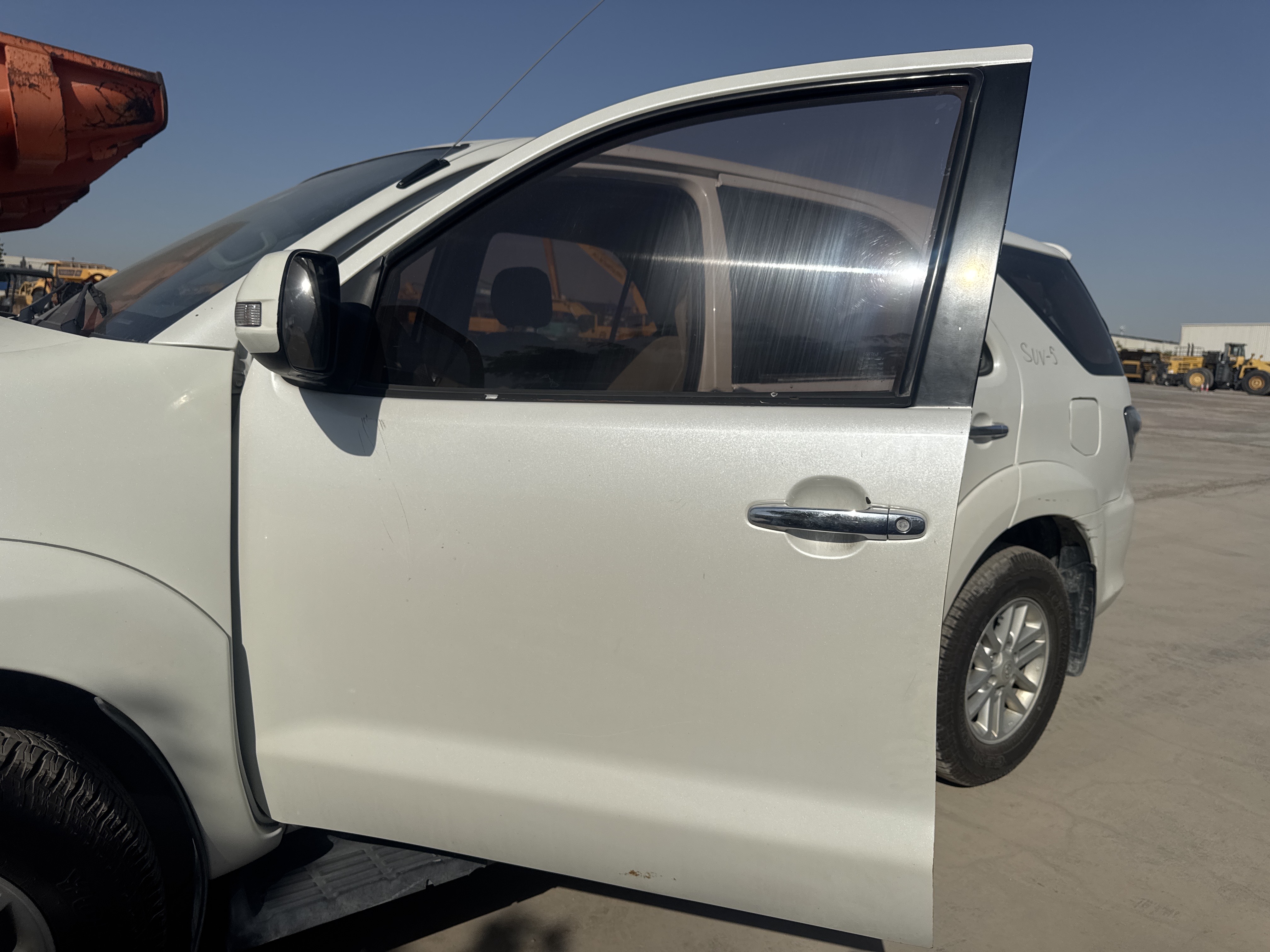 SUV-005-Toyota-Fortuner-SUVs-inspection-Exterior-Front-left-door-1