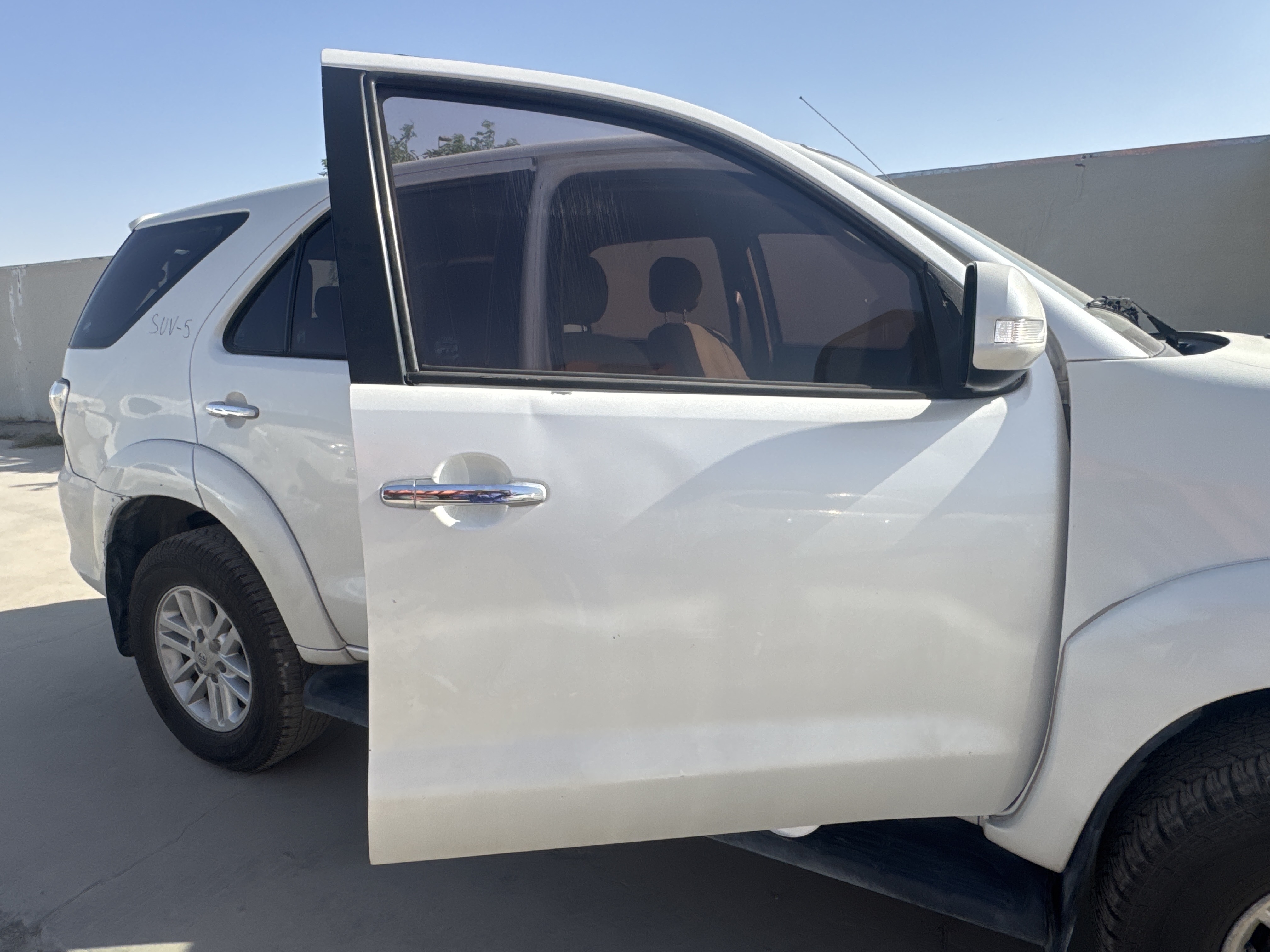 SUV-005-Toyota-Fortuner-SUVs-inspection-Exterior-Front-right-door-1
