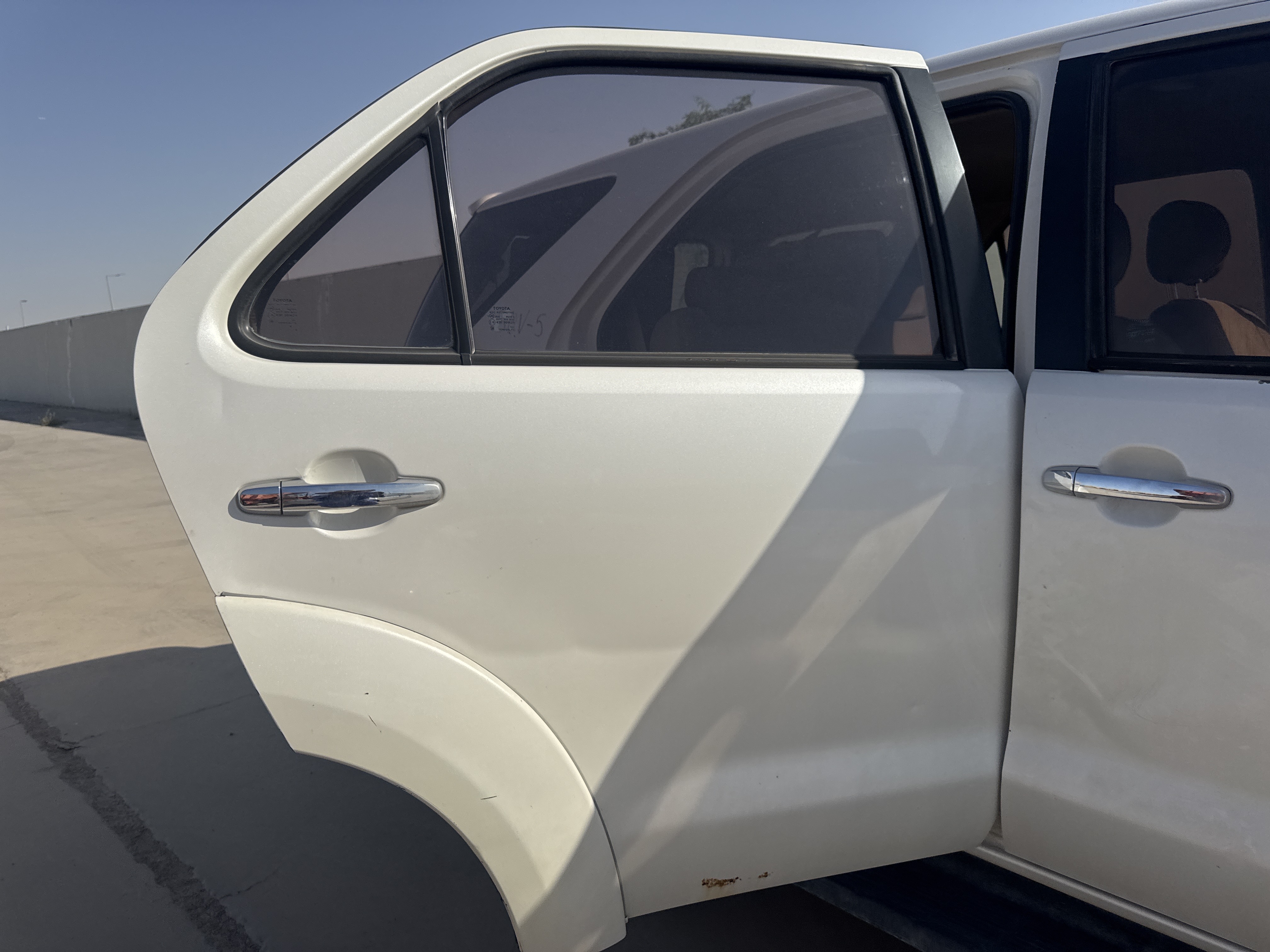 SUV-005-Toyota-Fortuner-SUVs-inspection-Exterior-Rear-right-door-1