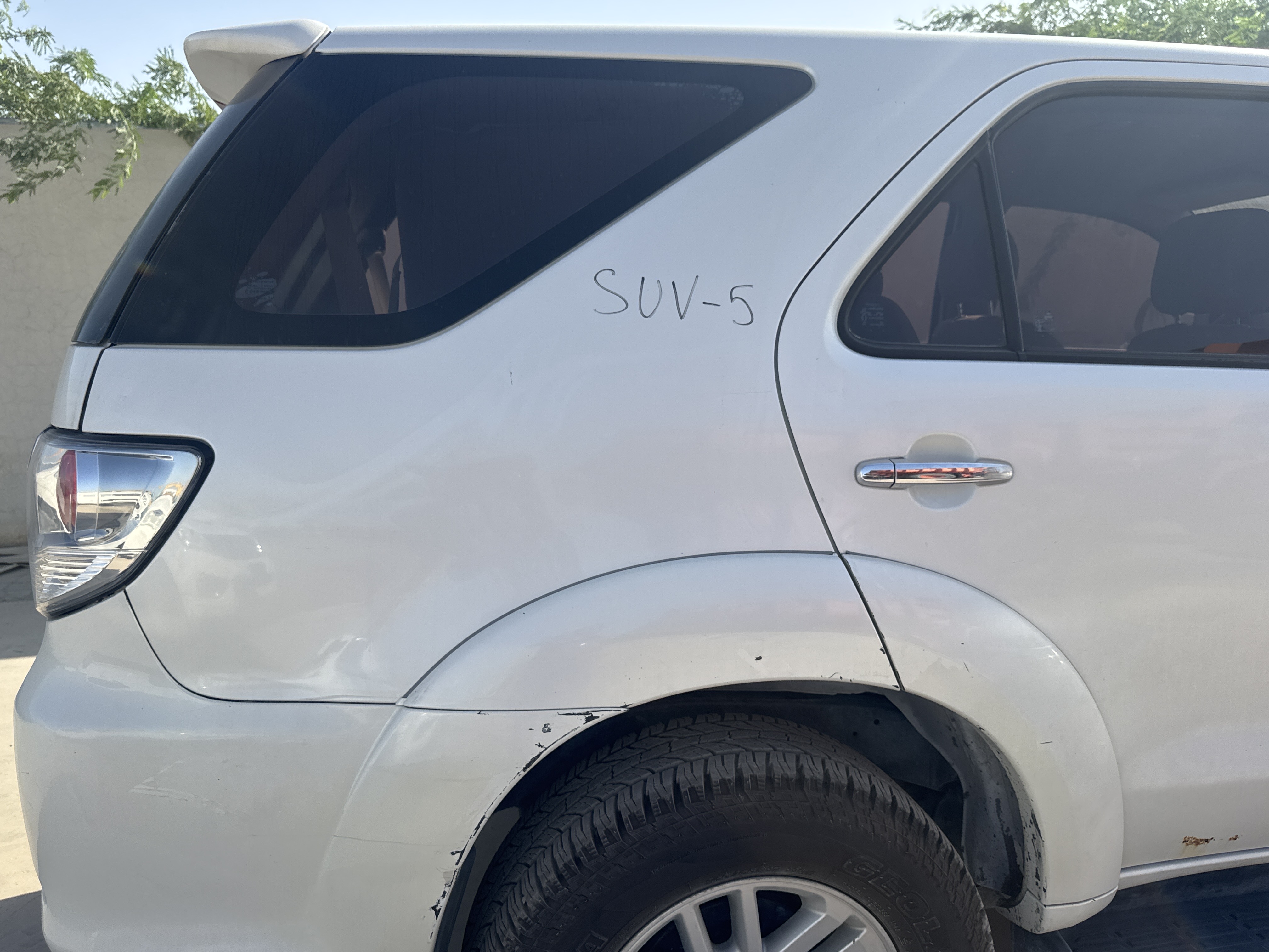SUV-005-Toyota-Fortuner-SUVs-inspection-Exterior-Right-quarter-panel-1