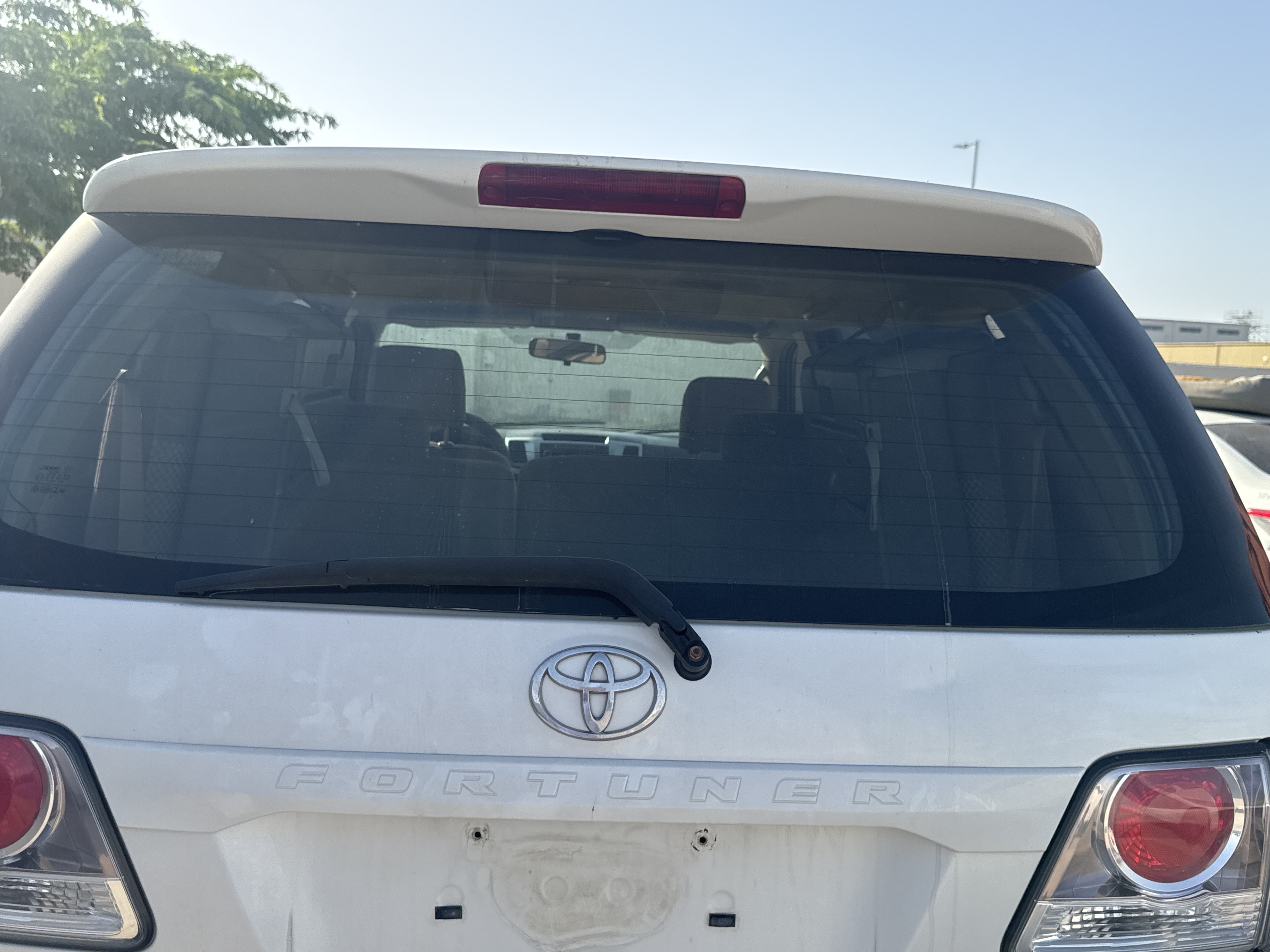 SUV-005-Toyota-Fortuner-SUVs-inspection-Exterior-Rear-windshield-1