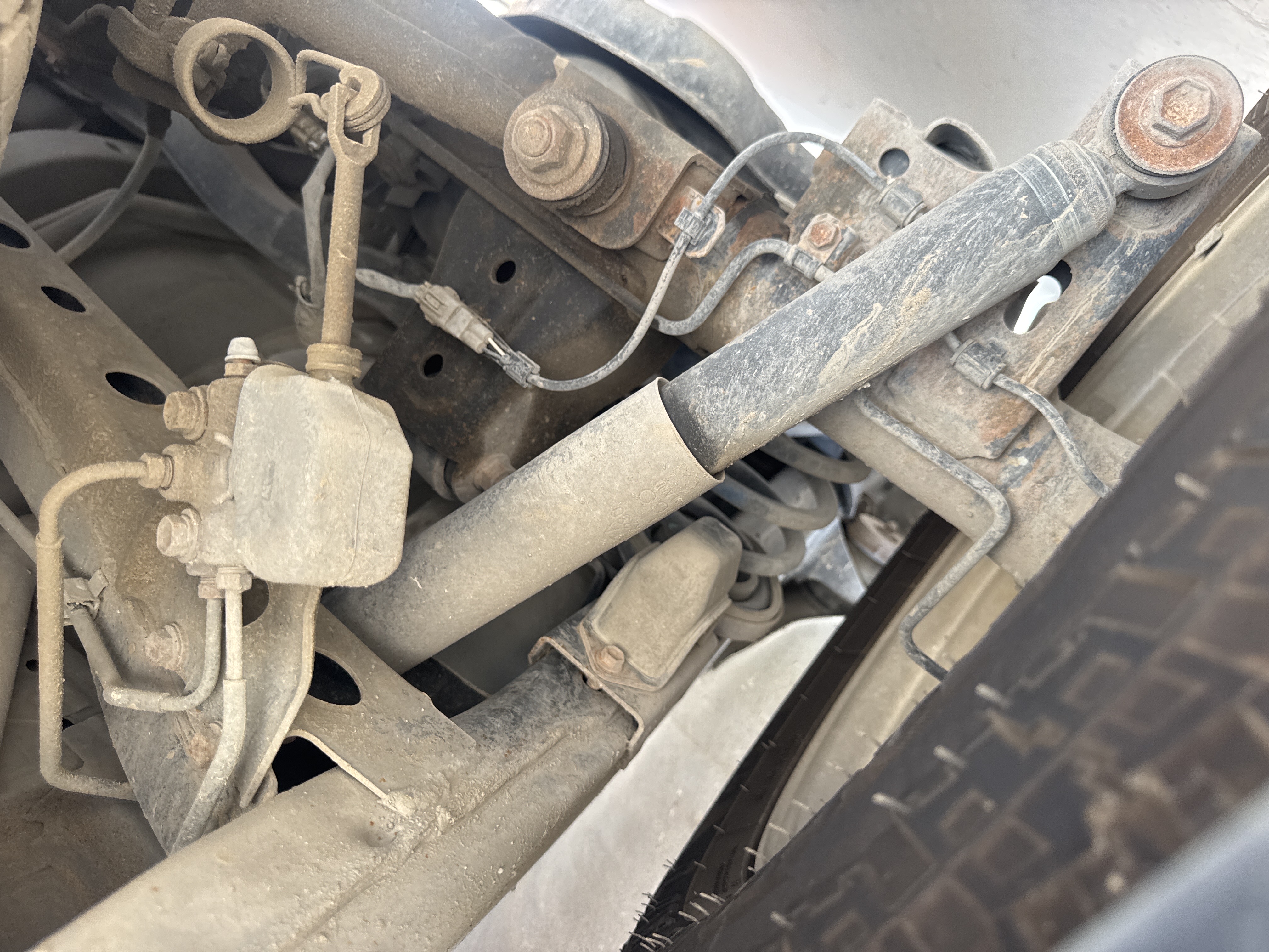 SUV-005-Toyota-Fortuner-SUVs-inspection-Chassis-Rear-suspension-1