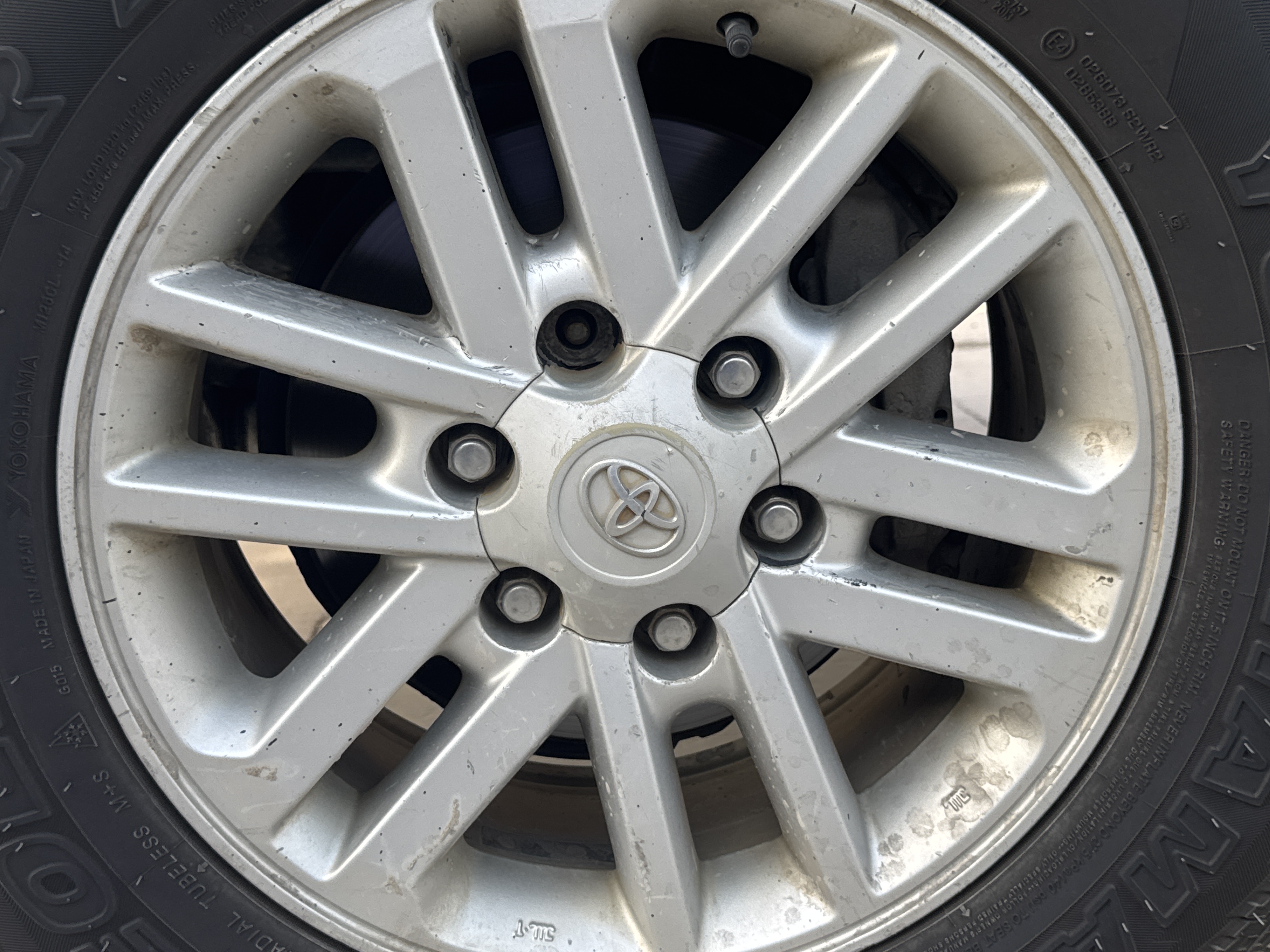 SUV-005-Toyota-Fortuner-SUVs-inspection-Chassis-Front-left-alloy-/-Rim-1