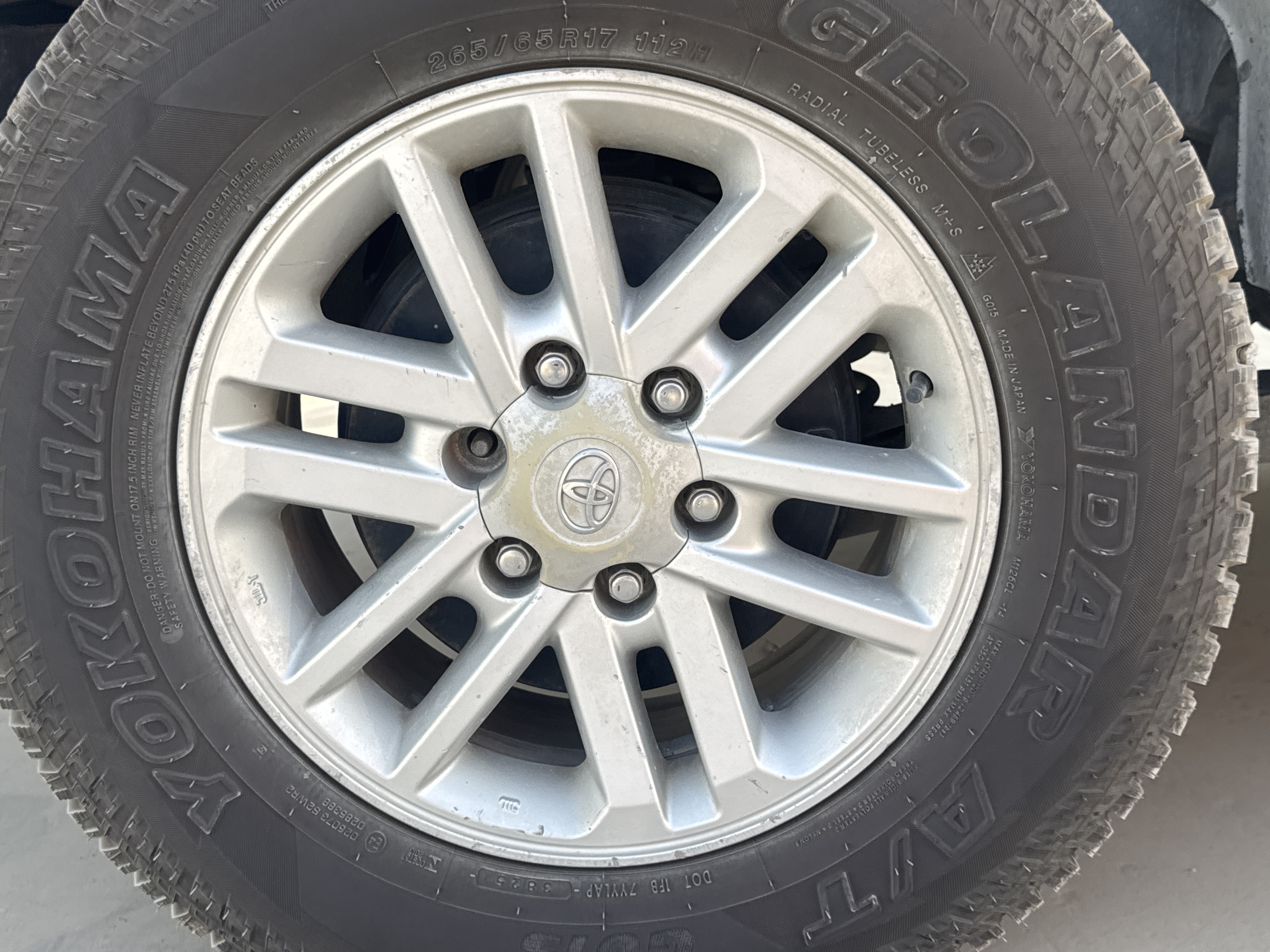 SUV-005-Toyota-Fortuner-SUVs-inspection-Chassis-Rear-right-alloy-/-Rim-1