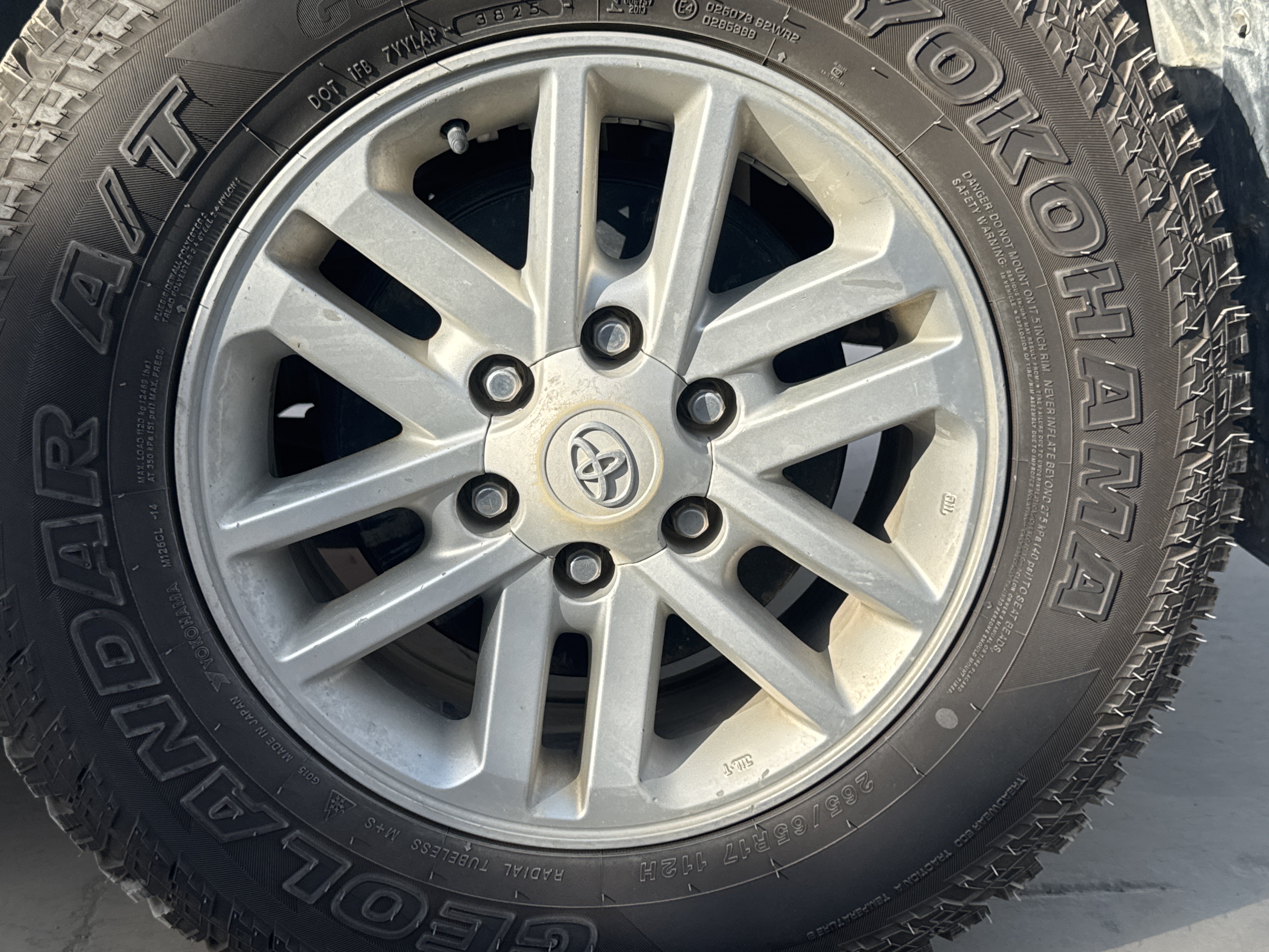 SUV-005-Toyota-Fortuner-SUVs-inspection-Chassis-Rear-left-alloy-/-Rim-1