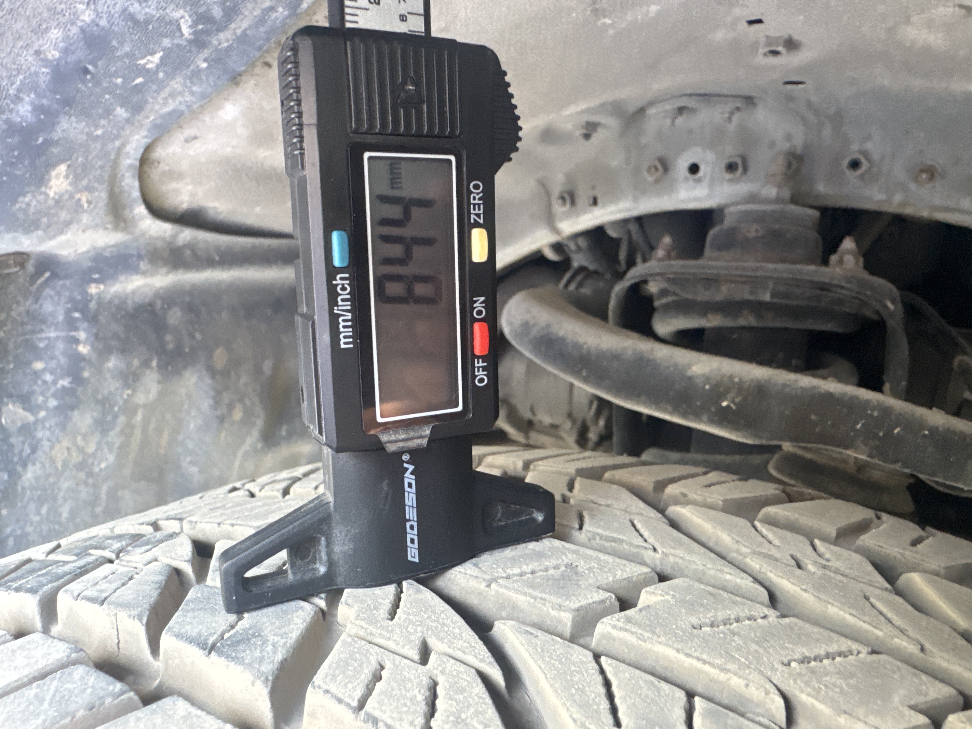 SUV-005-Toyota-Fortuner-SUVs-inspection-Chassis-Left-front-tire---tread-depth-1