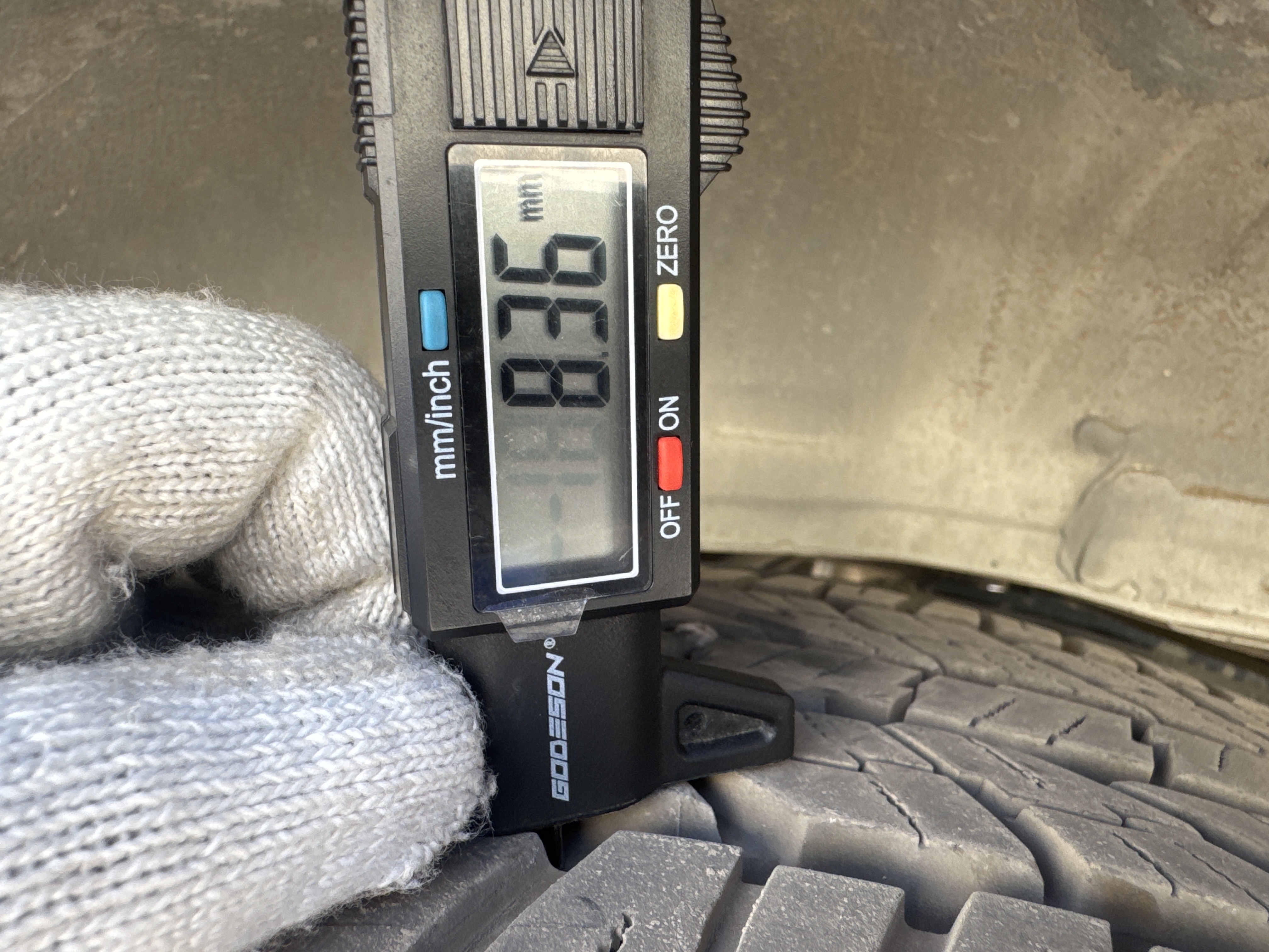 SUV-005-Toyota-Fortuner-SUVs-inspection-Chassis-Left-rear-tire---tread-depth-1