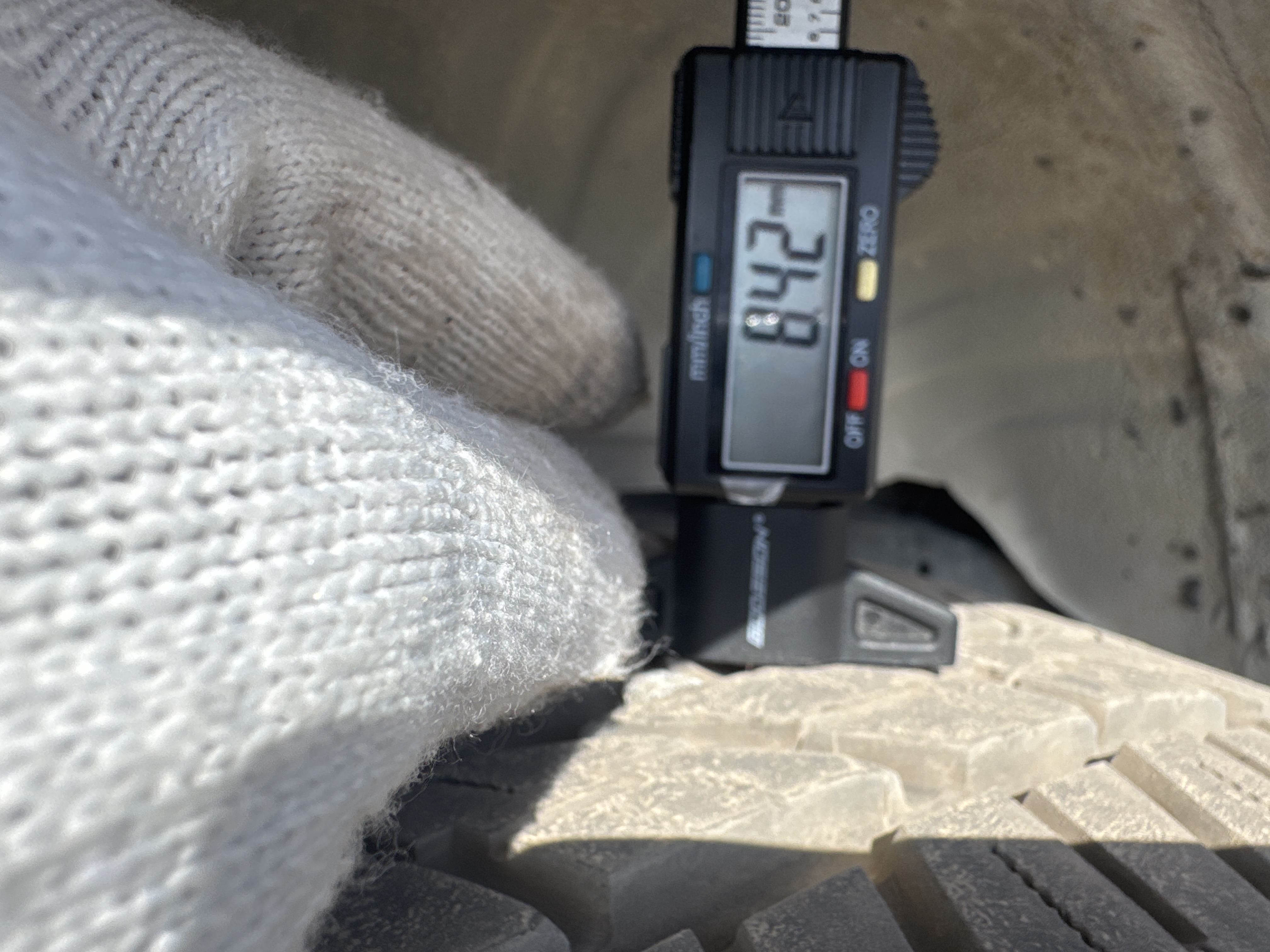 SUV-005-Toyota-Fortuner-SUVs-inspection-Chassis-Right-rear-tire---tread-depth-1
