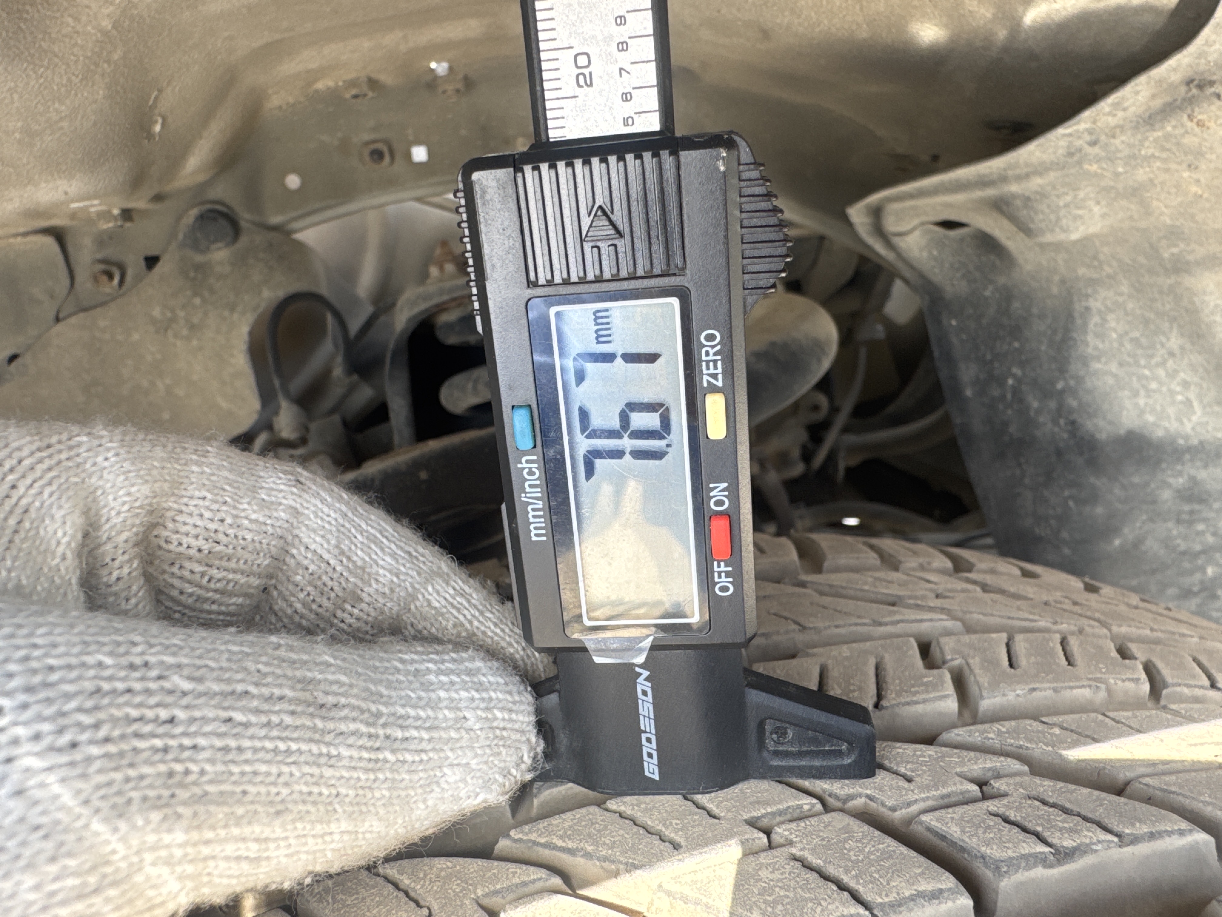 SUV-005-Toyota-Fortuner-SUVs-inspection-Chassis-Right-front-tire---tread-depth-1