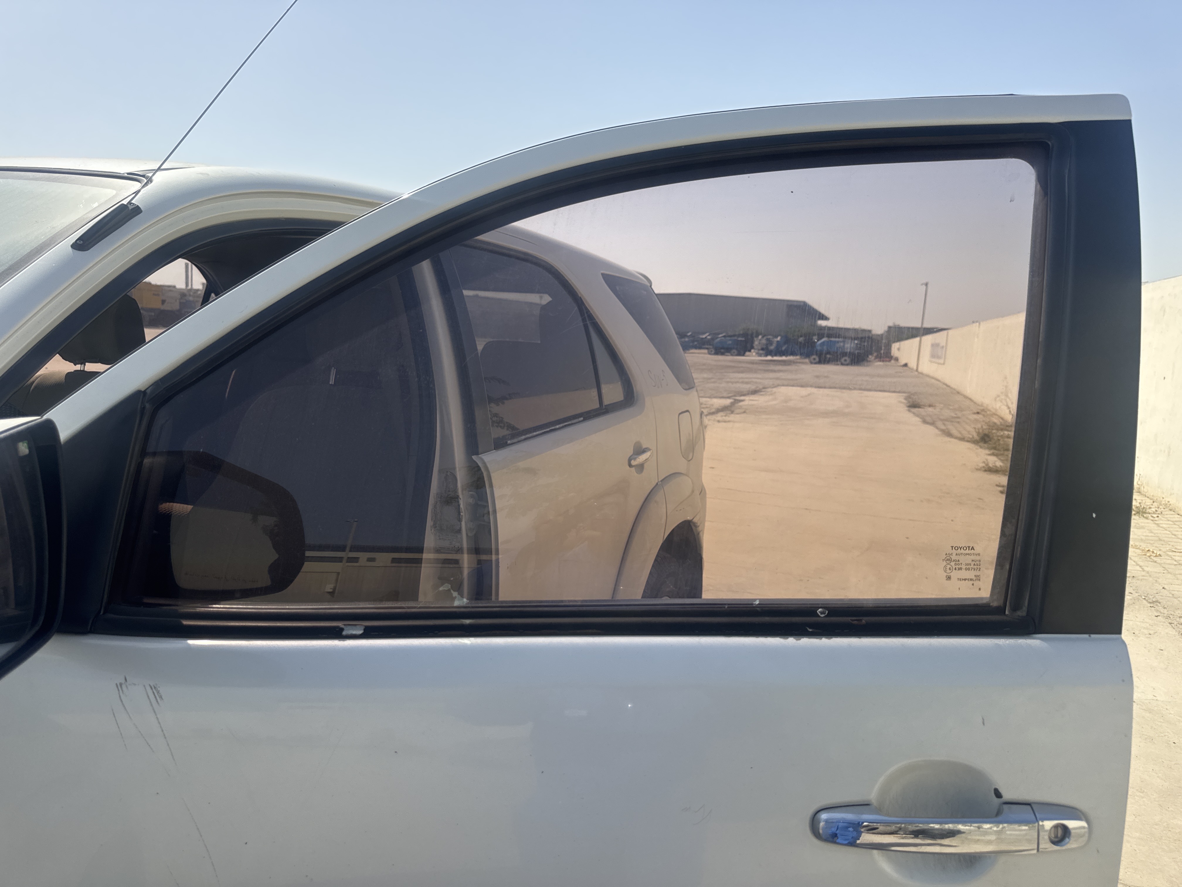 SUV-005-Toyota-Fortuner-SUVs-inspection-Exterior-Front-left-door-glass-1