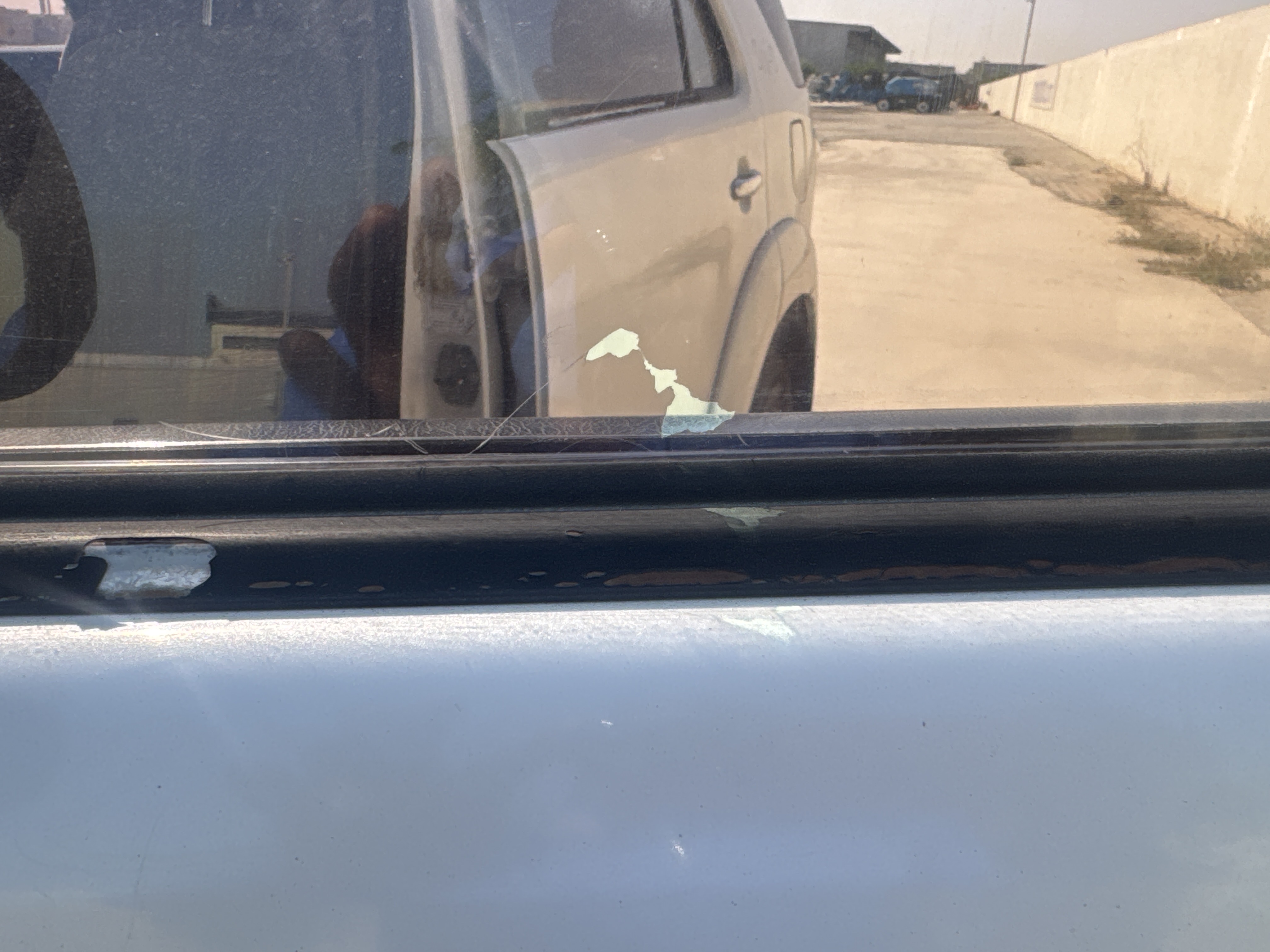 SUV-005-Toyota-Fortuner-SUVs-inspection-Exterior-Front-left-door-glass-1