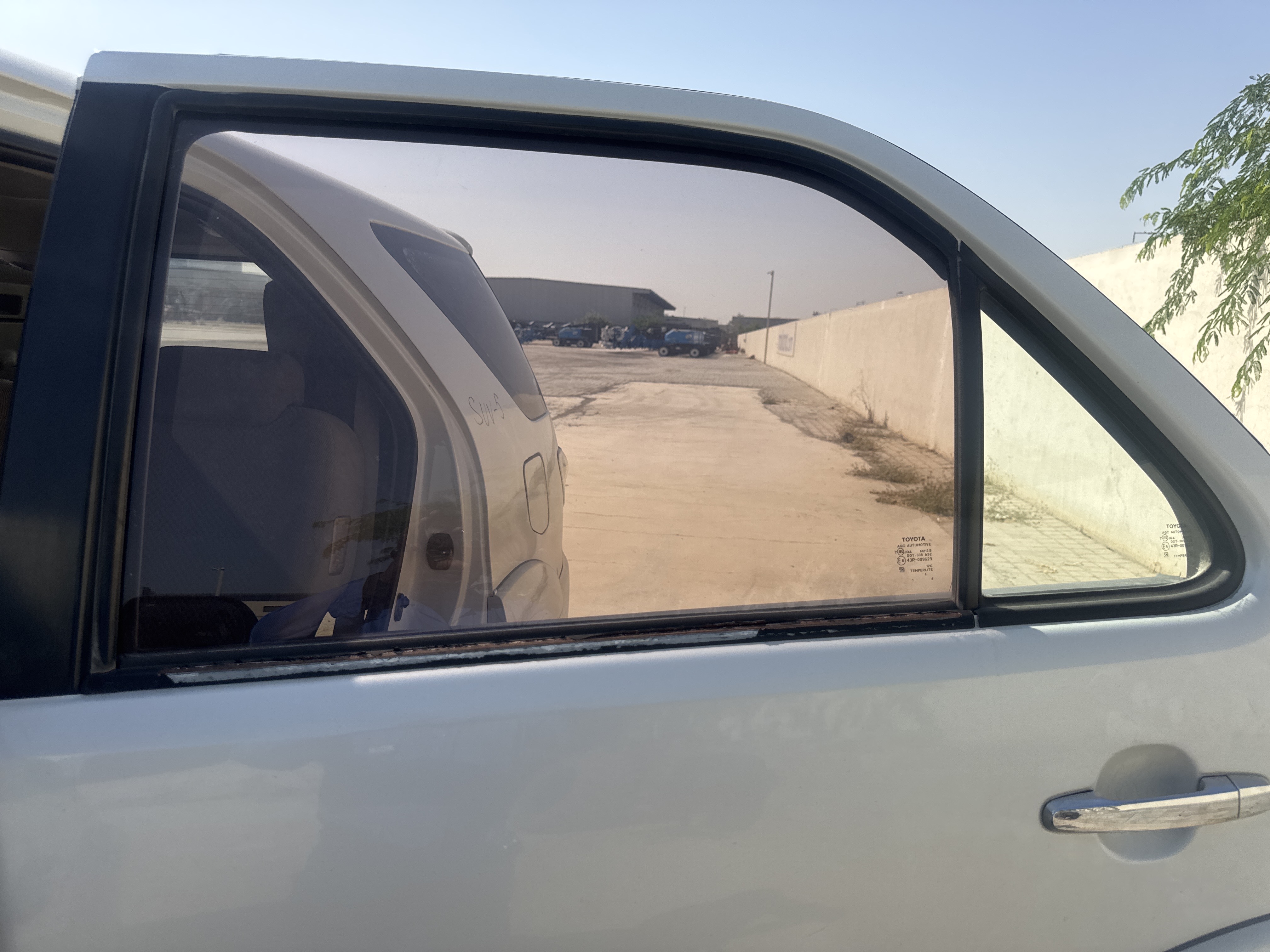 SUV-005-Toyota-Fortuner-SUVs-inspection-Exterior-Rear-left-door-glass-1