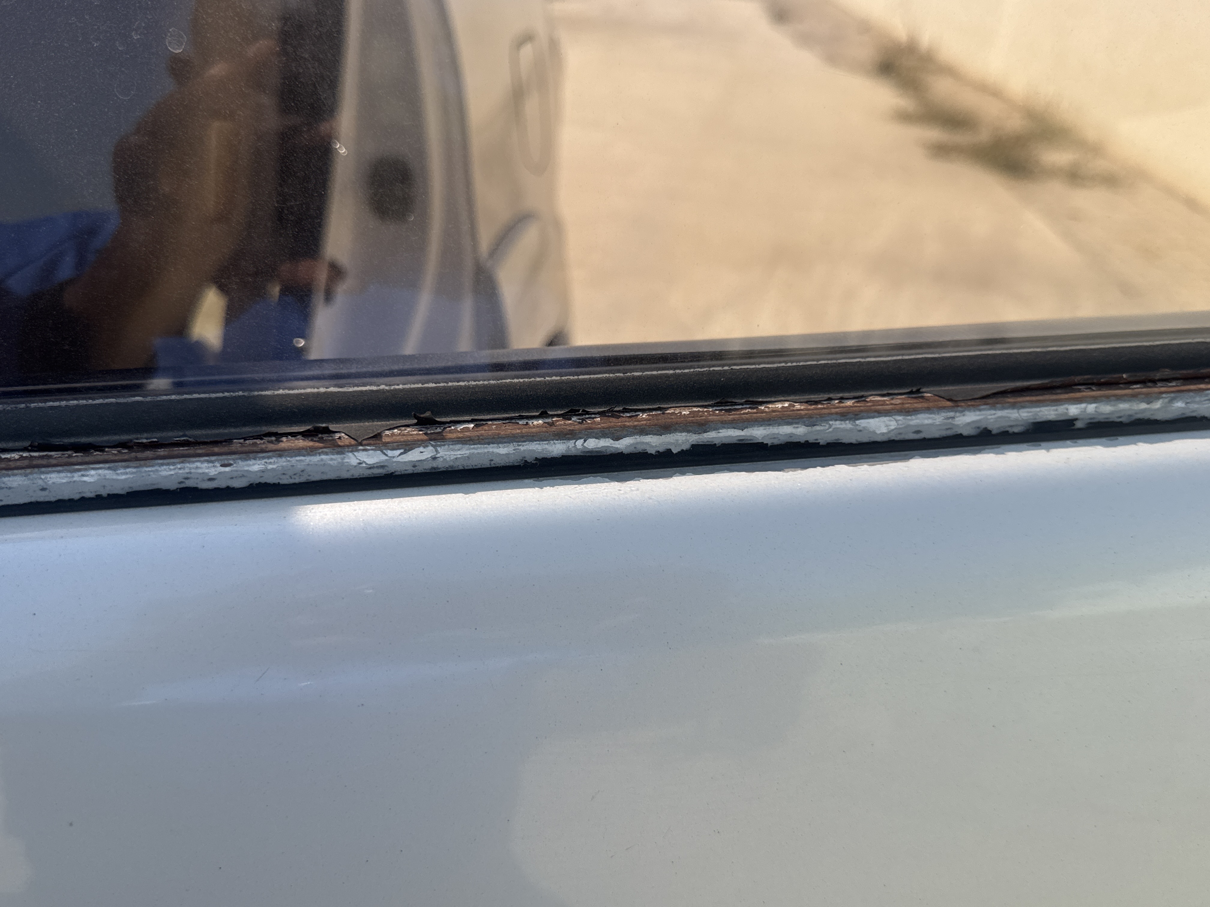 SUV-005-Toyota-Fortuner-SUVs-inspection-Exterior-Rear-left-door-glass-1