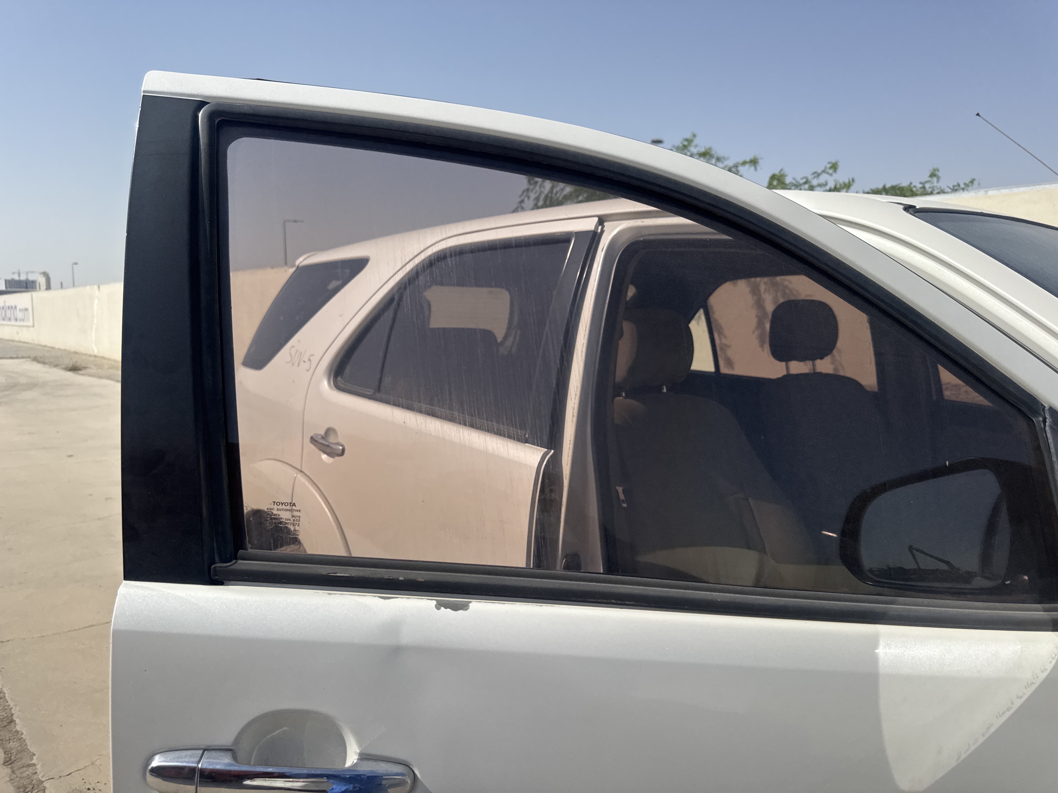 SUV-005-Toyota-Fortuner-SUVs-inspection-Exterior-Front-right-door-glass-1