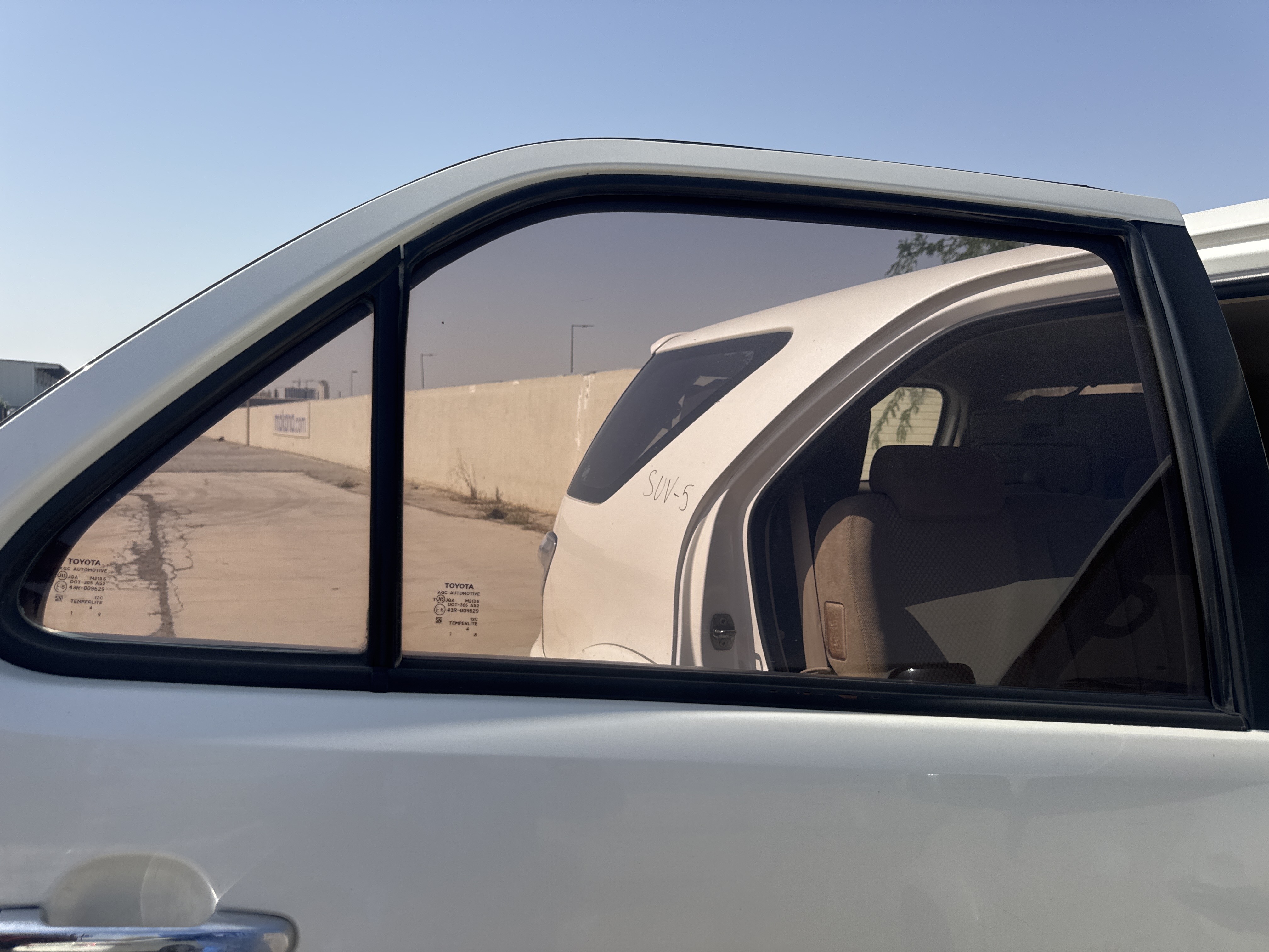 SUV-005-Toyota-Fortuner-SUVs-inspection-Exterior-Rear-right-door-glass-1
