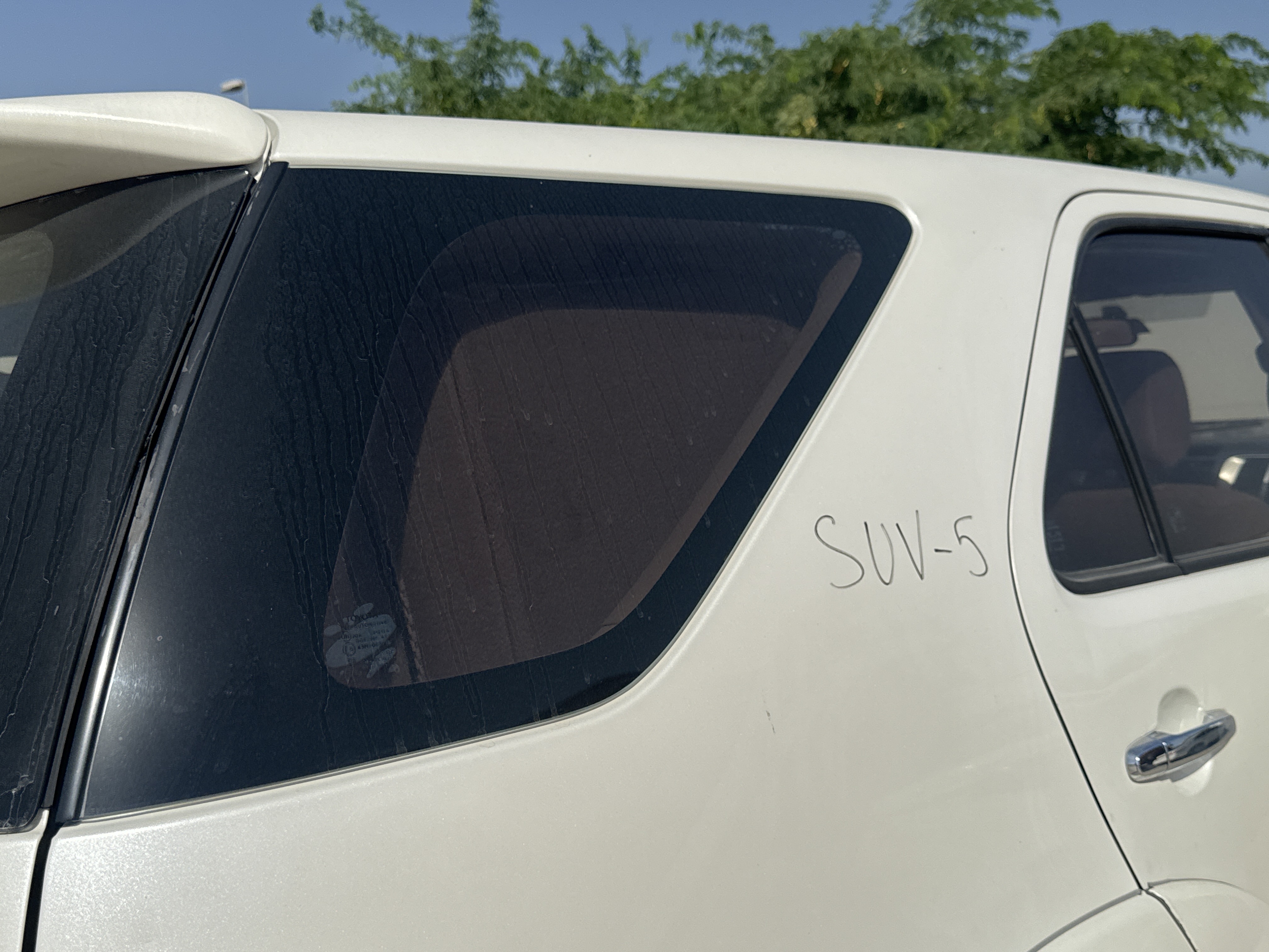 SUV-005-Toyota-Fortuner-SUVs-inspection-Exterior-Right-quarter-glass-1