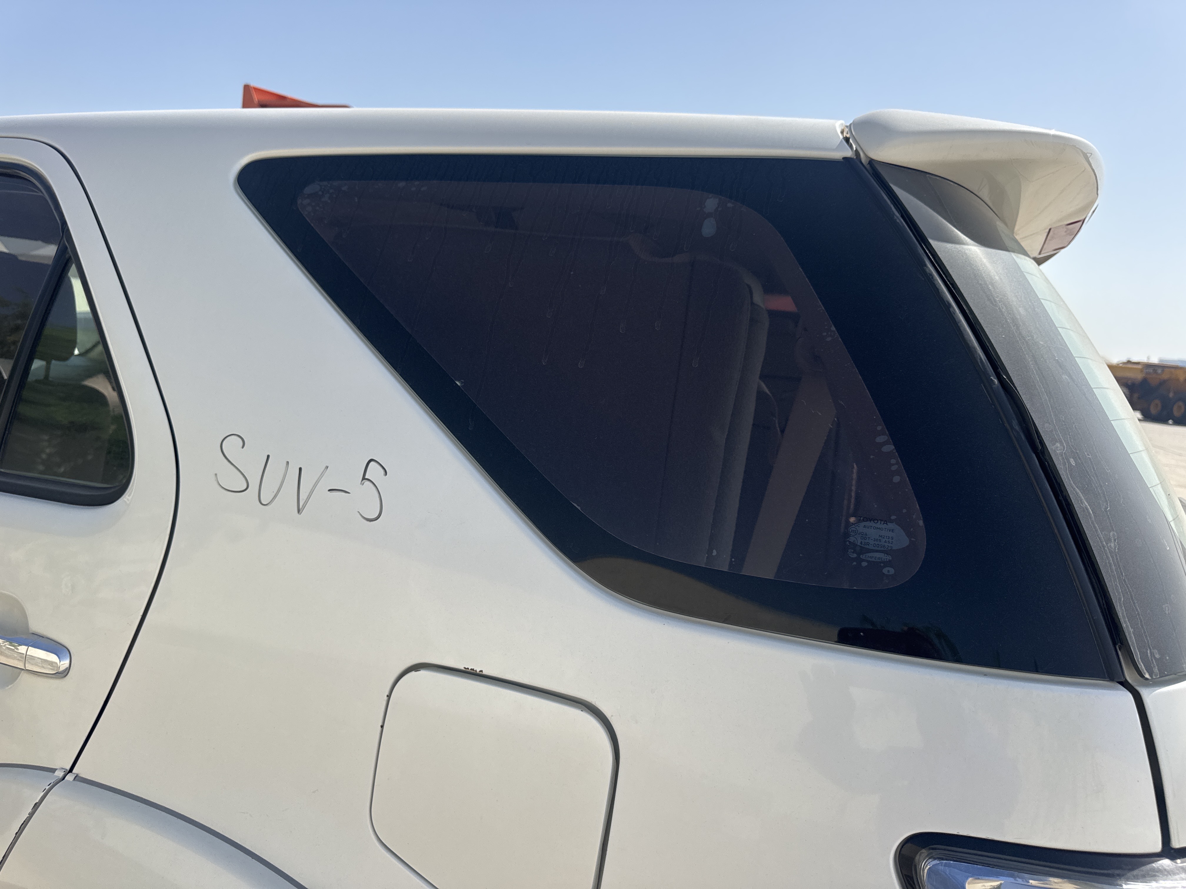 SUV-005-Toyota-Fortuner-SUVs-inspection-Exterior-Left-quarter-glass-1