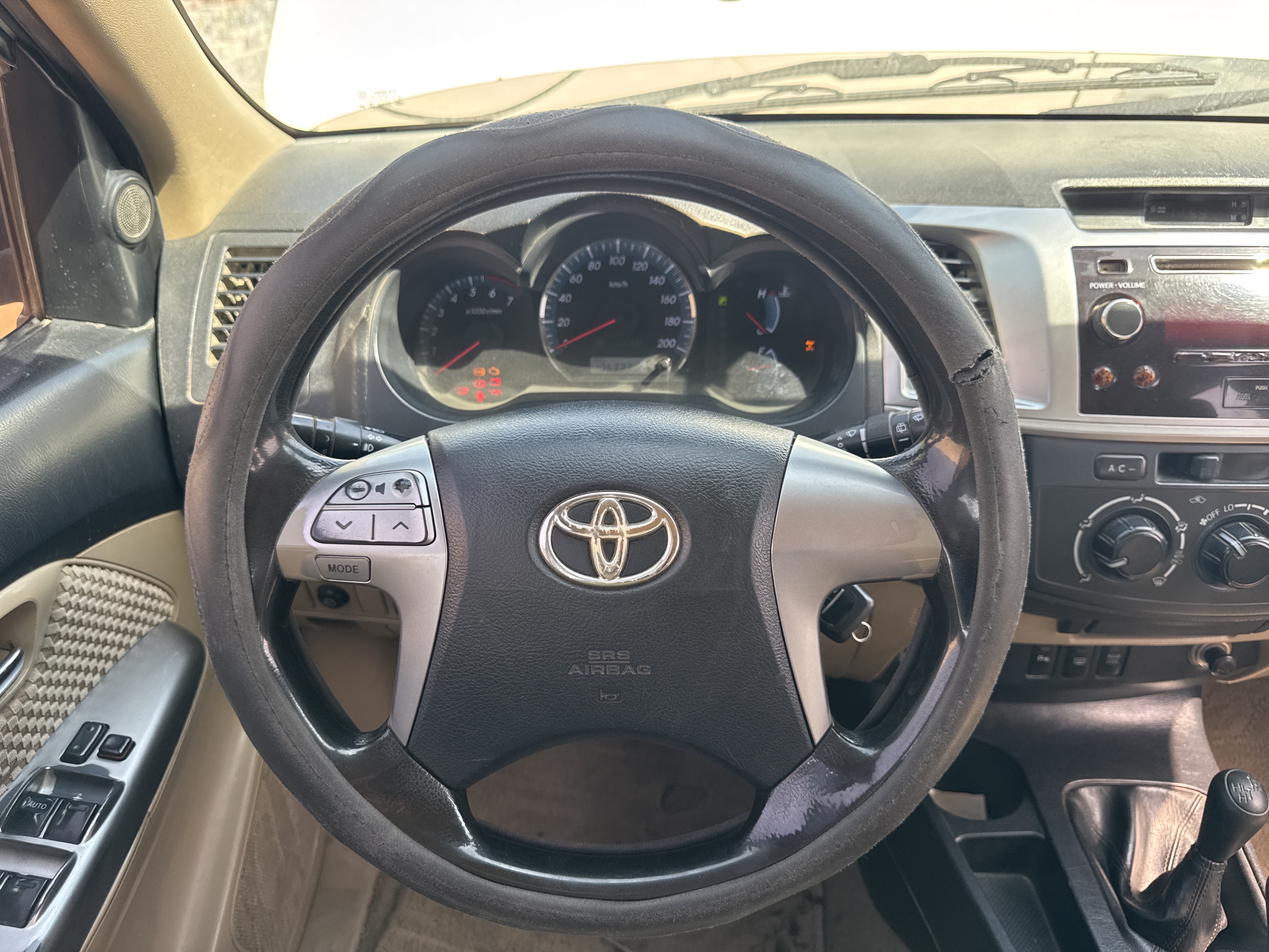 SUV-005-Toyota-Fortuner-SUVs-inspection-Interior-Steering-wheel-1