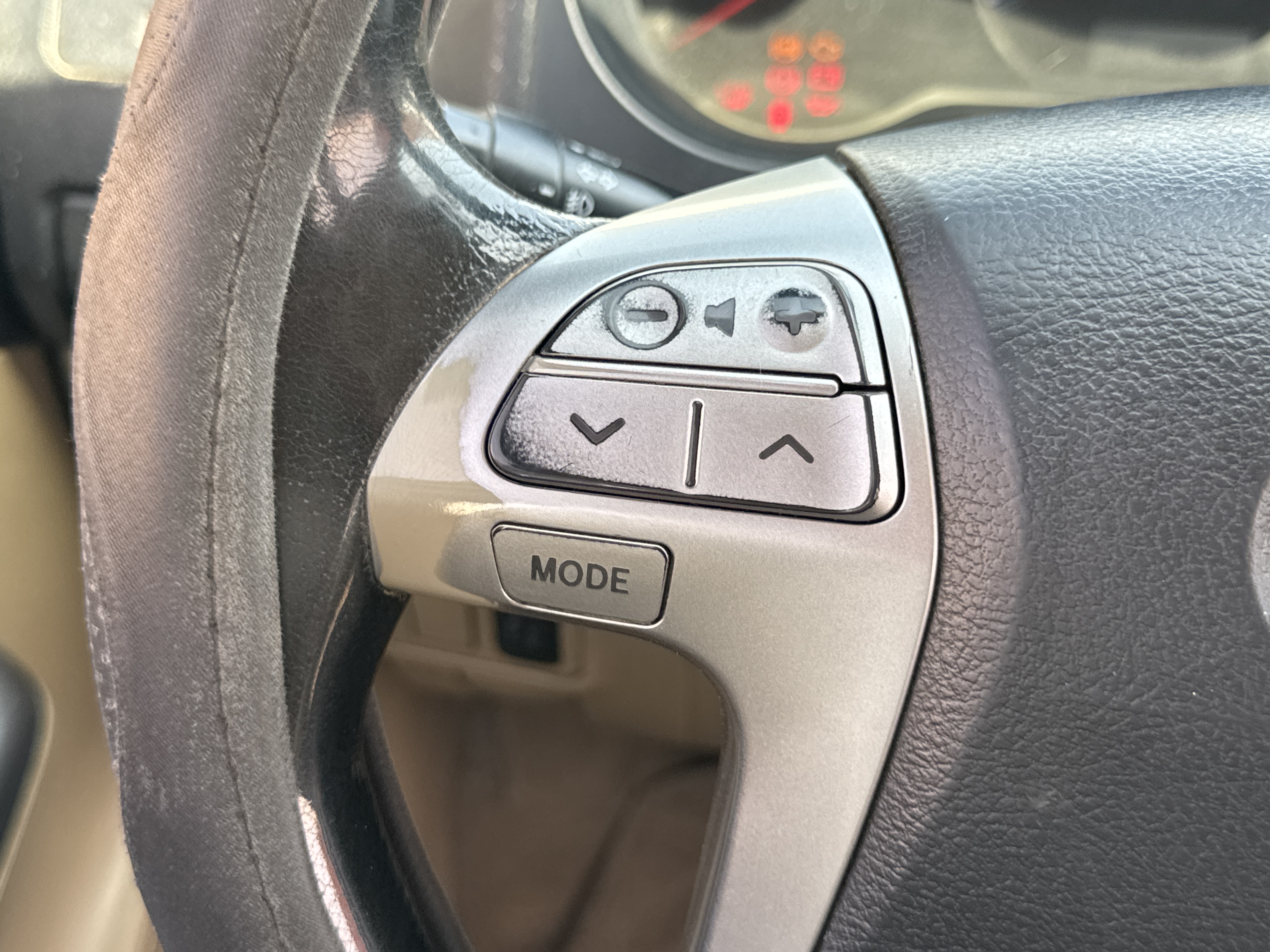 SUV-005-Toyota-Fortuner-SUVs-inspection-Interior-Steering-mounted-controls-1