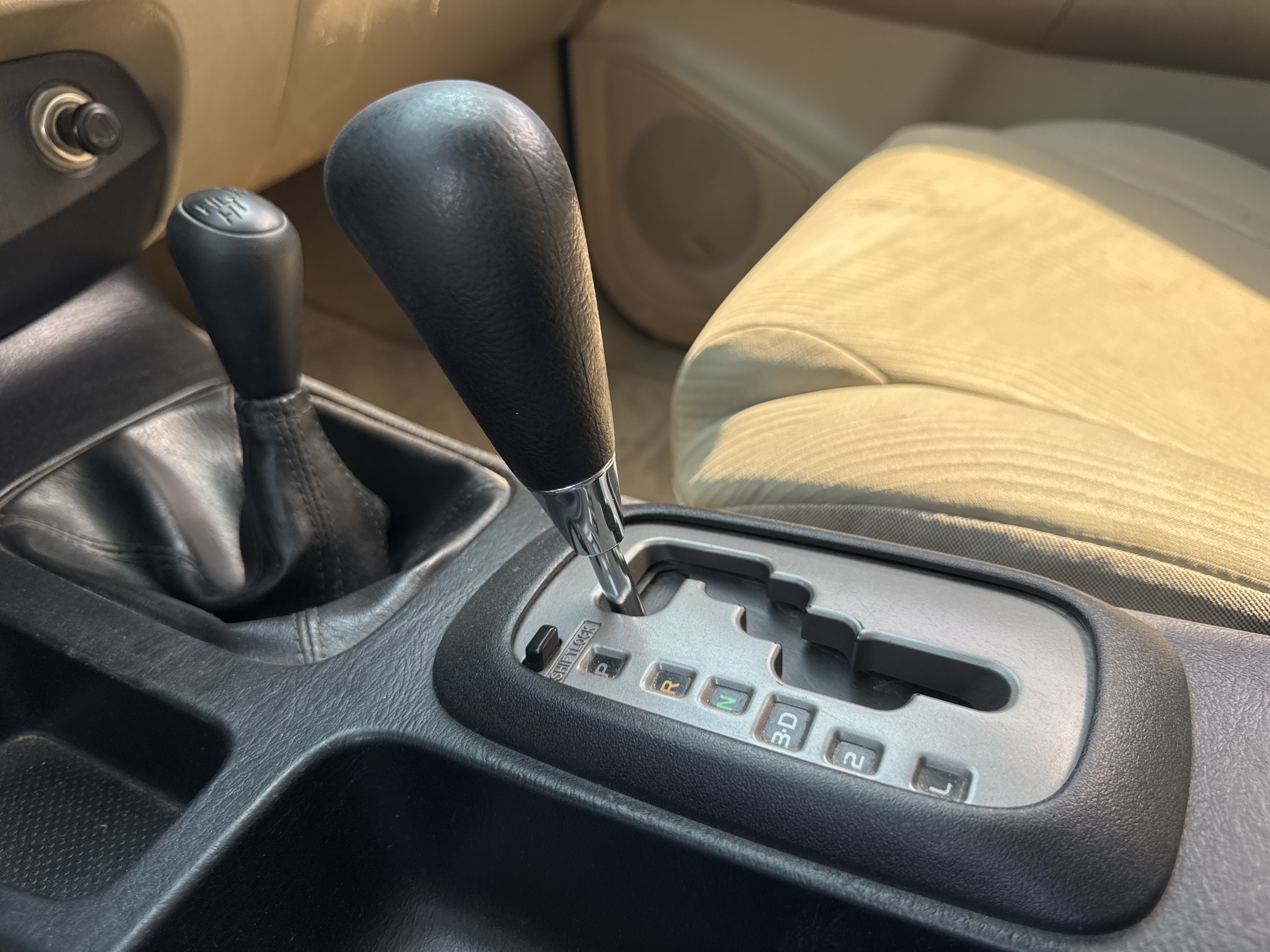 SUV-005-Toyota-Fortuner-SUVs-inspection-Interior-Gear-knob-1