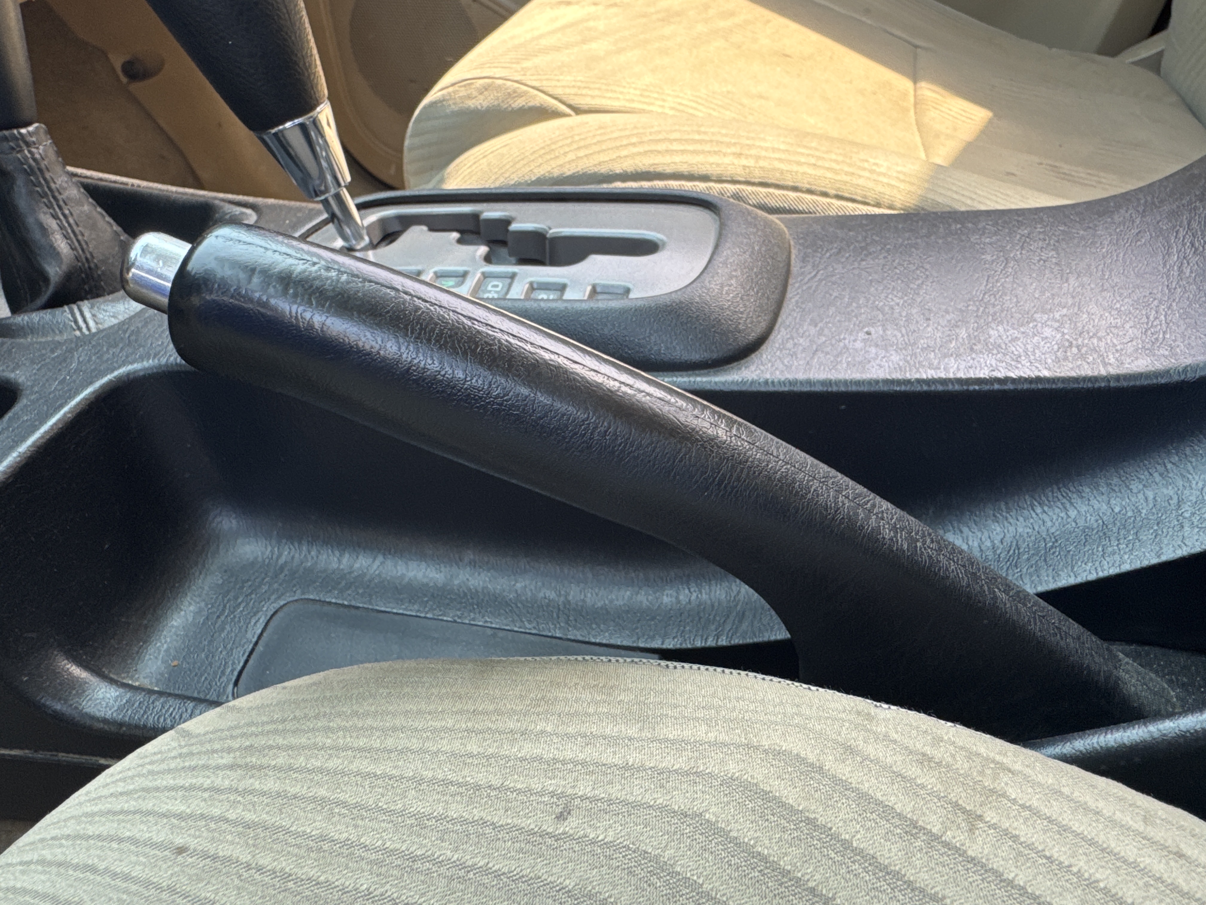 SUV-005-Toyota-Fortuner-SUVs-inspection-Interior-Handbrake-1