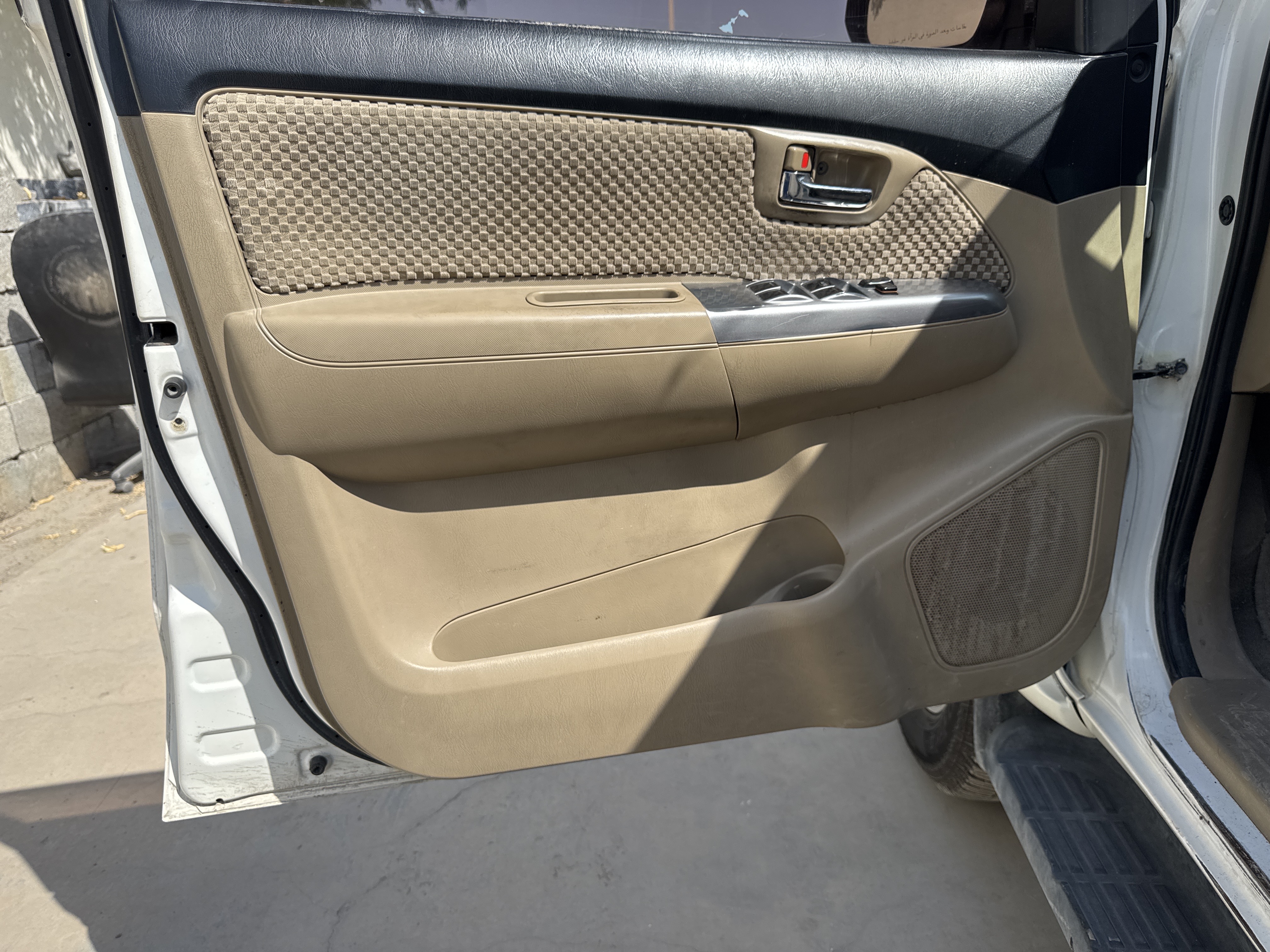 SUV-005-Toyota-Fortuner-SUVs-inspection-Interior-Door-trims-1
