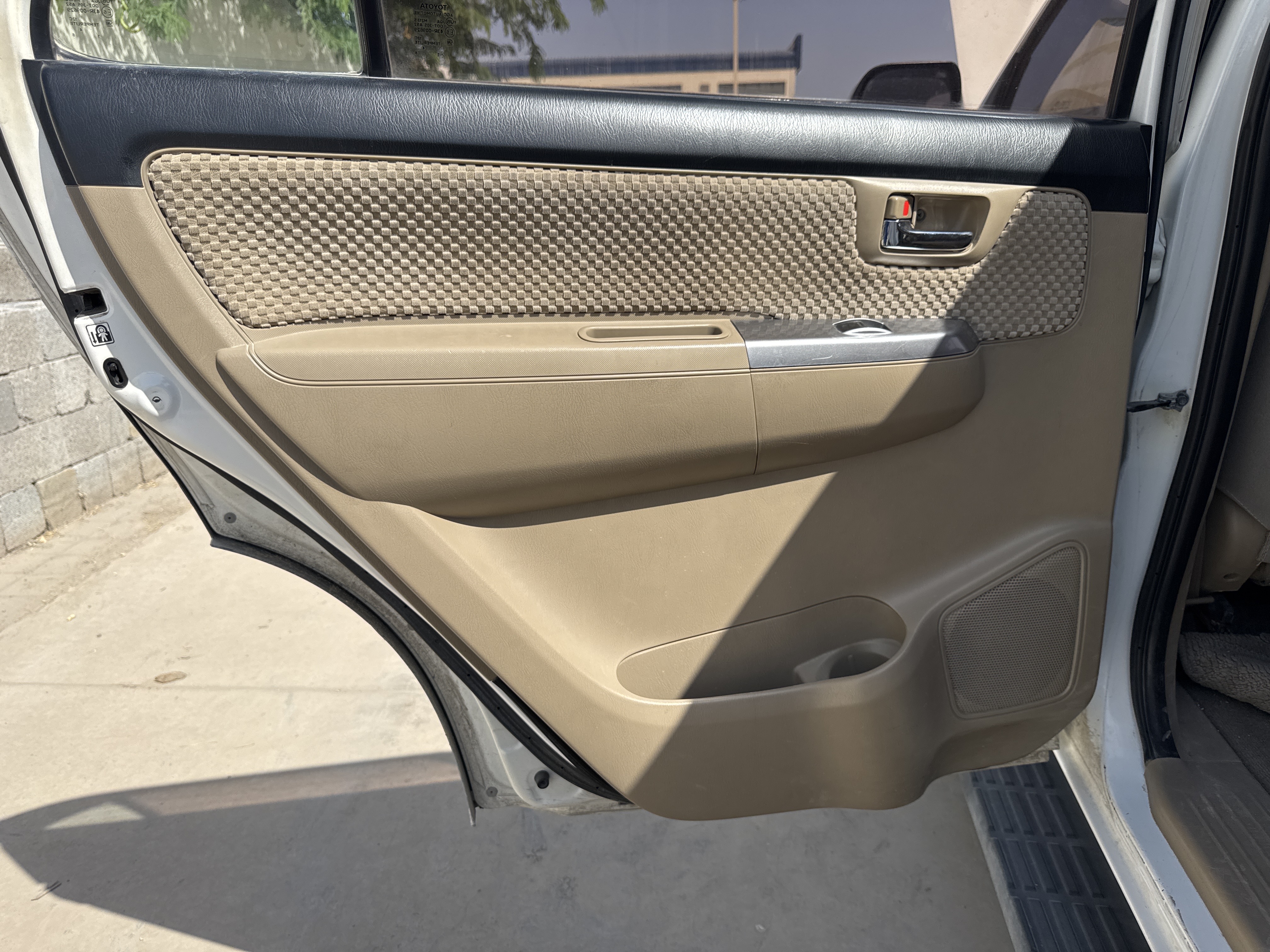 SUV-005-Toyota-Fortuner-SUVs-inspection-Interior-Door-trims-1