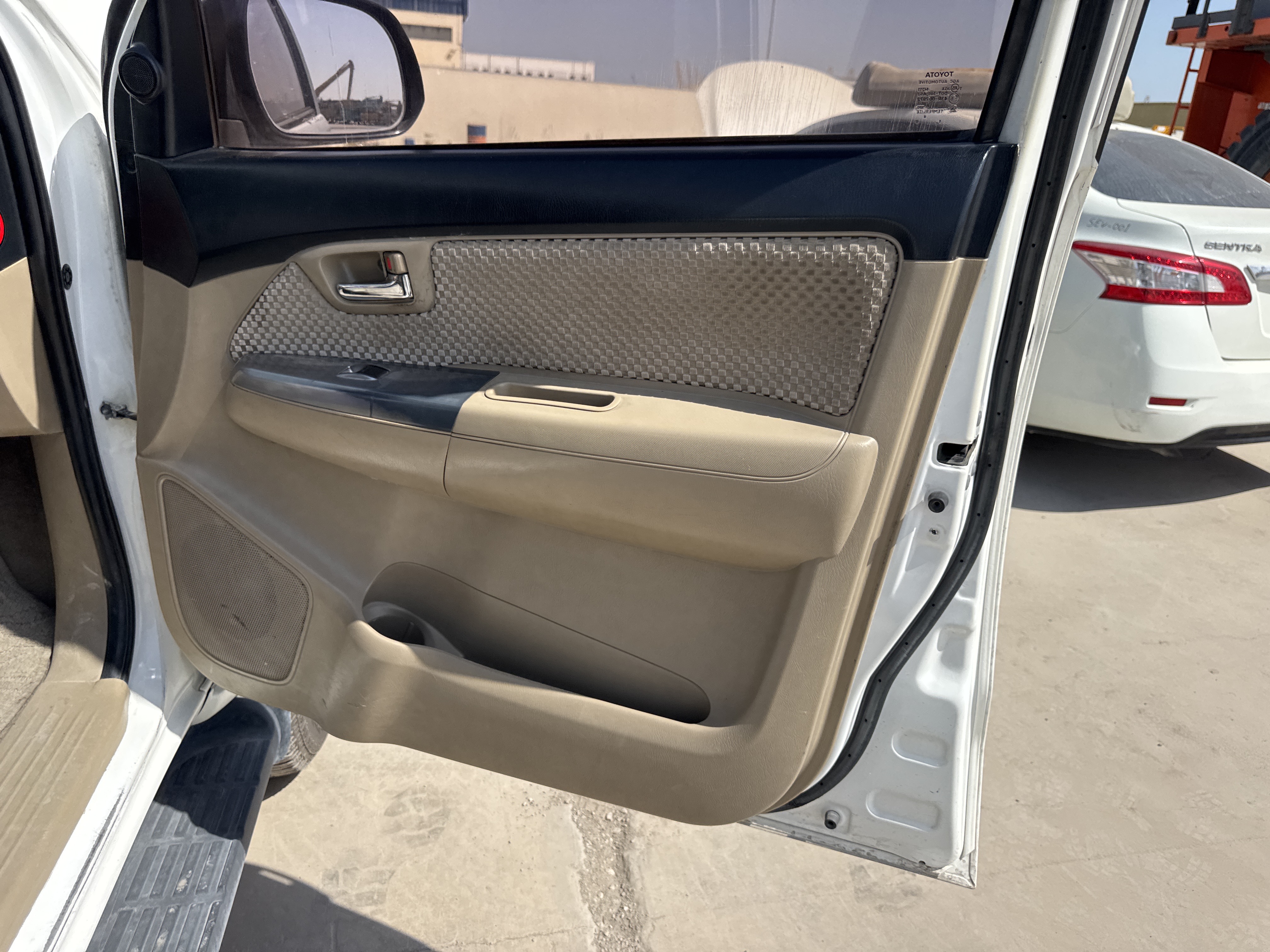 SUV-005-Toyota-Fortuner-SUVs-inspection-Interior-Door-trims-1
