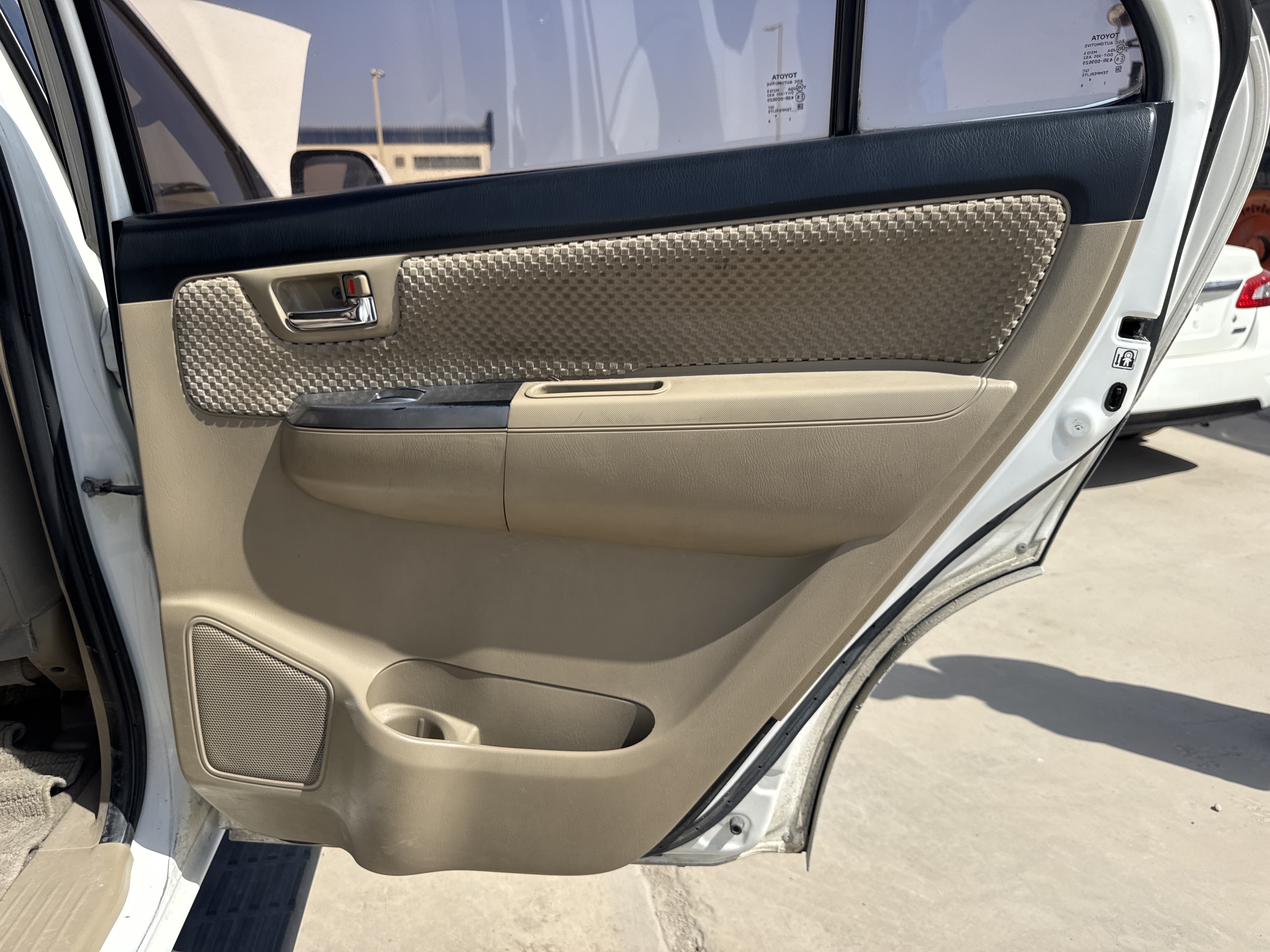 SUV-005-Toyota-Fortuner-SUVs-inspection-Interior-Door-trims-1