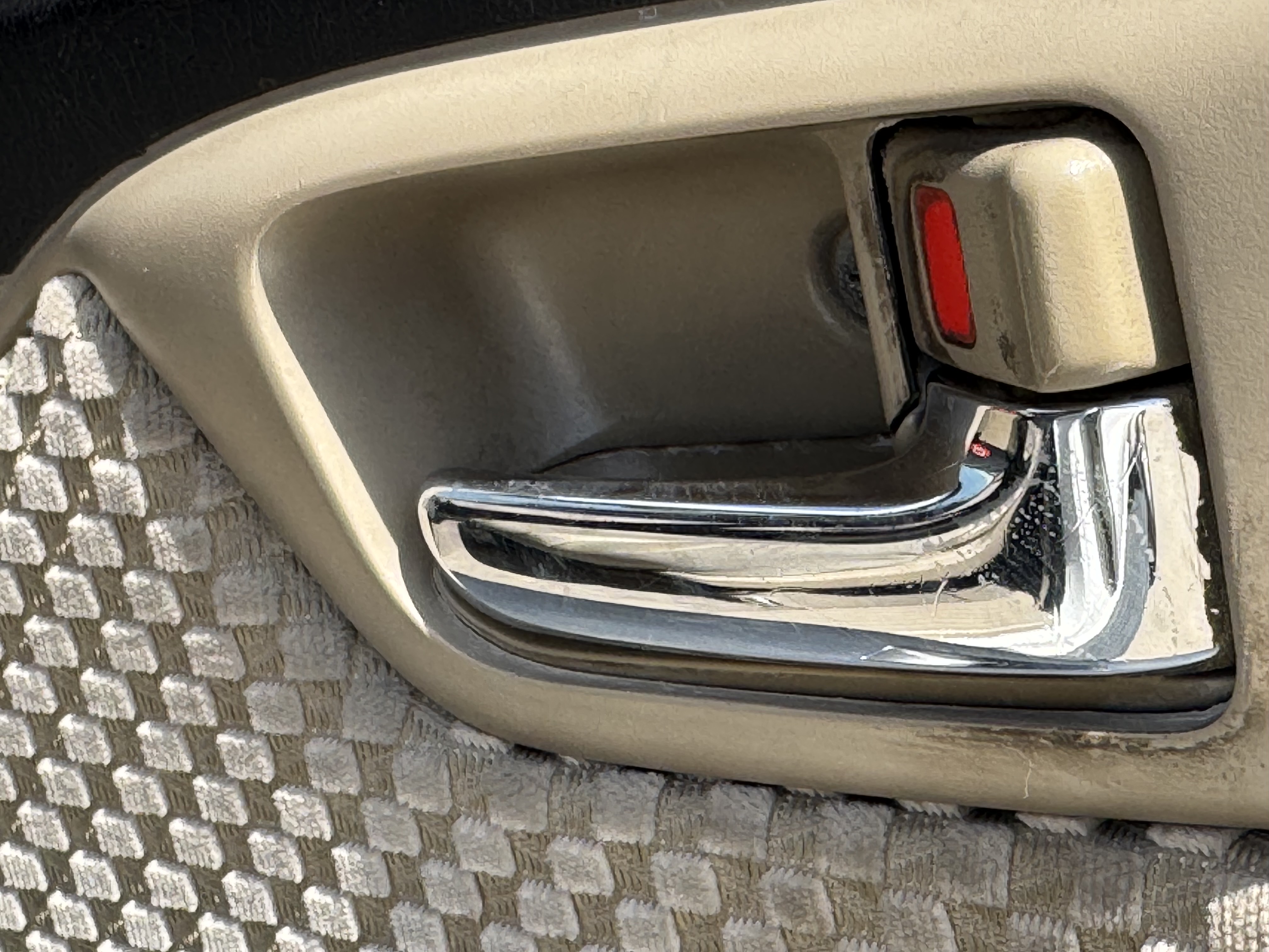 SUV-005-Toyota-Fortuner-SUVs-inspection-Interior-Door-handles-1