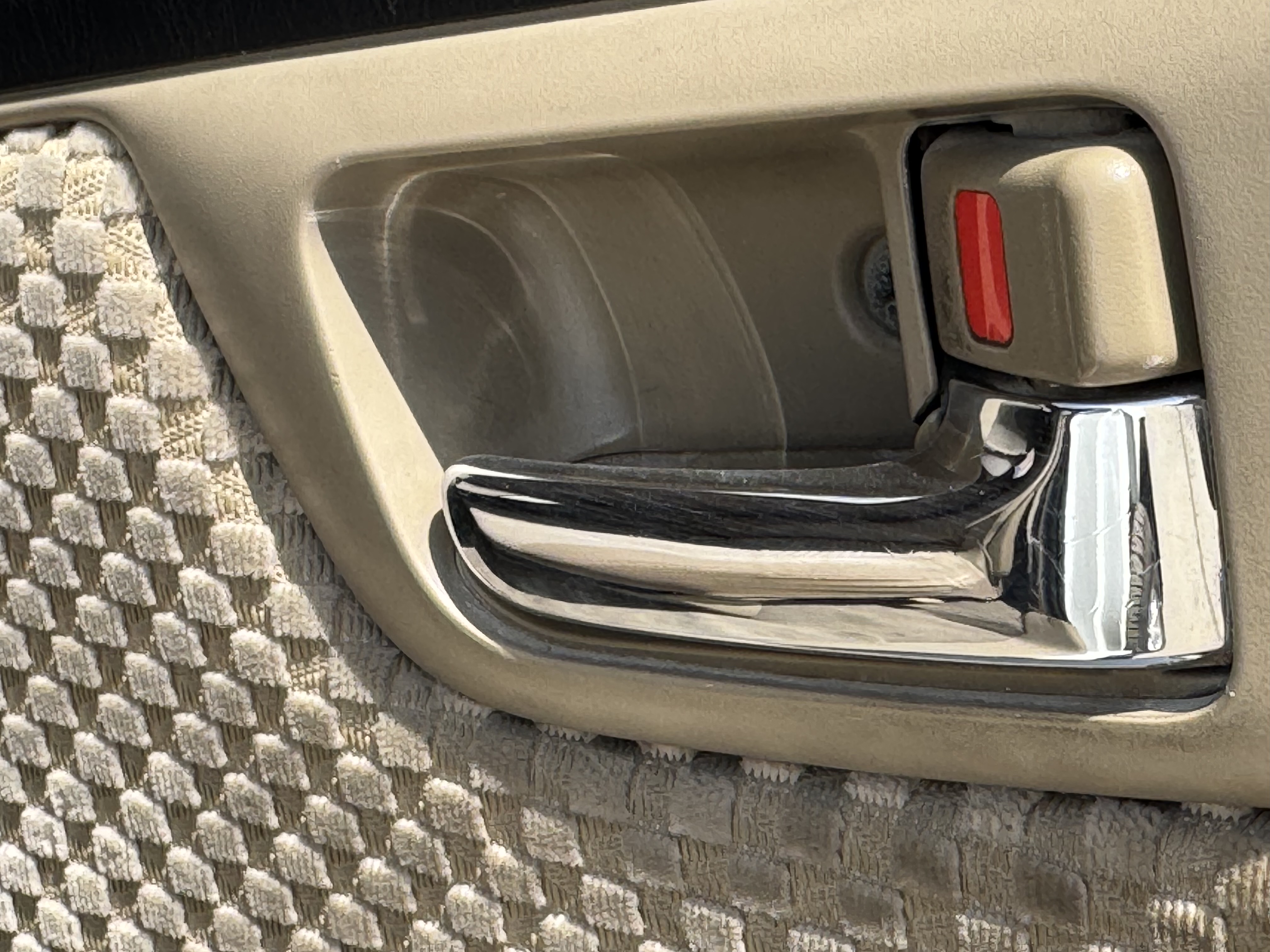 SUV-005-Toyota-Fortuner-SUVs-inspection-Interior-Door-handles-1