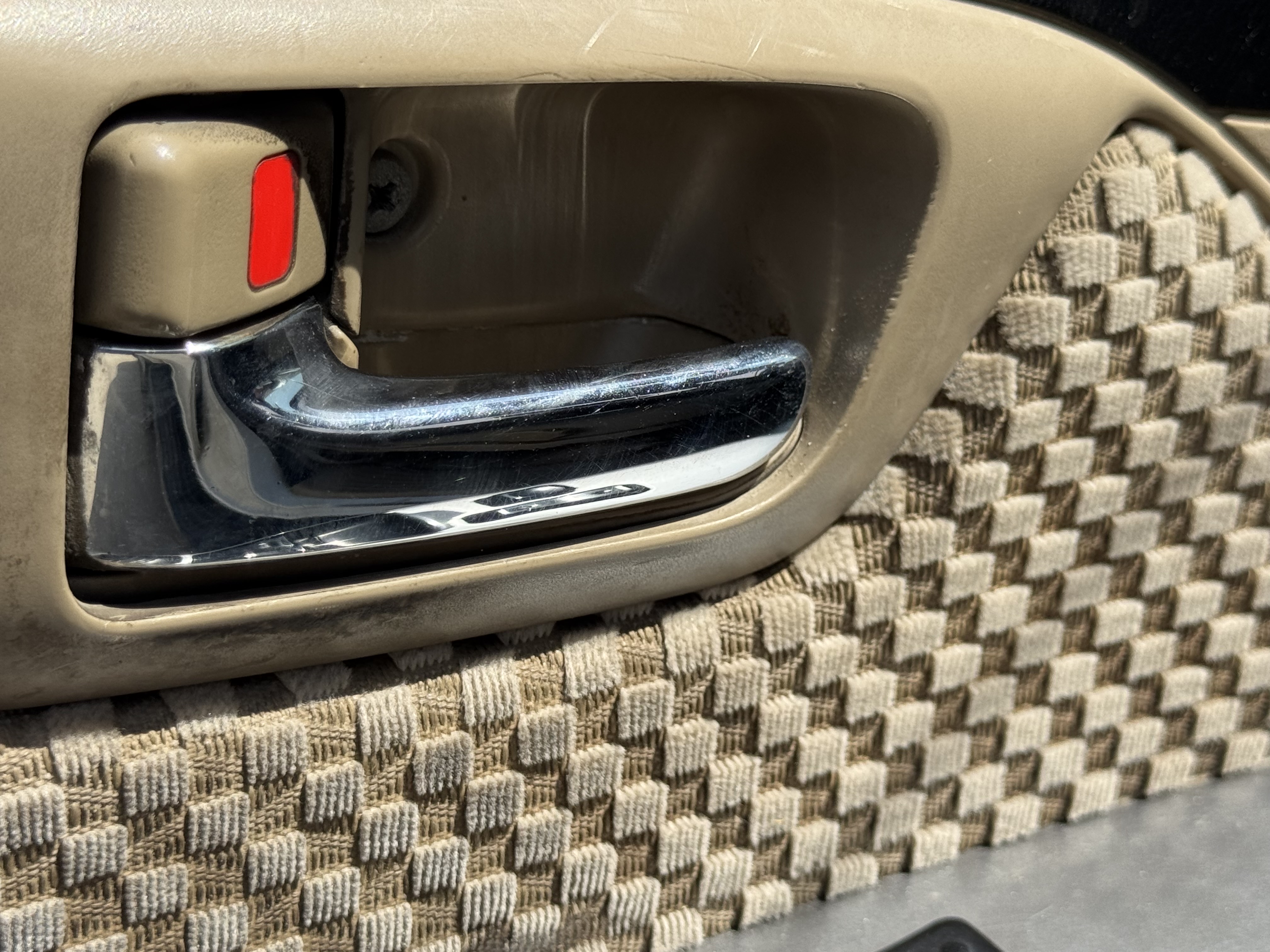 SUV-005-Toyota-Fortuner-SUVs-inspection-Interior-Door-handles-1