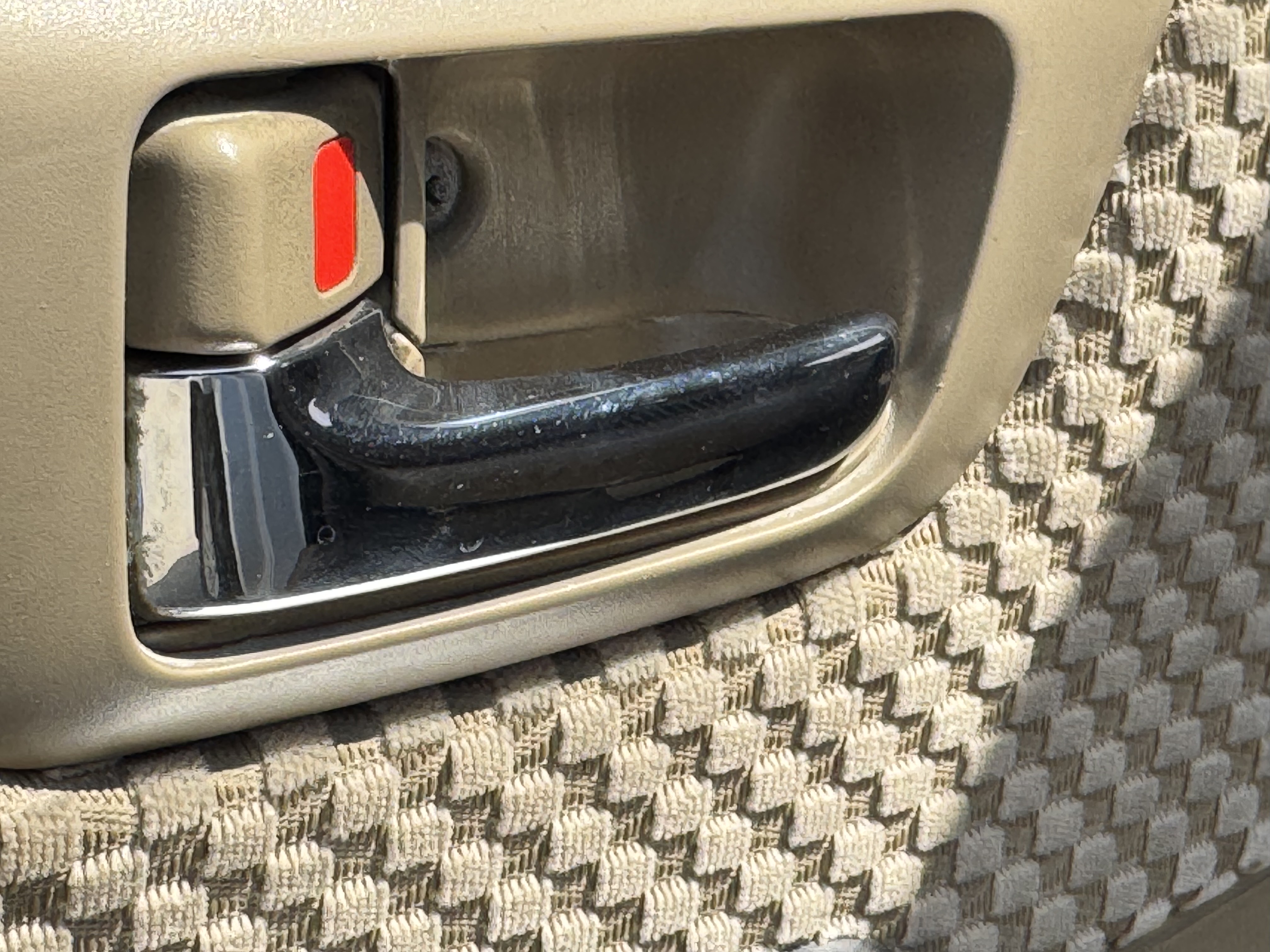 SUV-005-Toyota-Fortuner-SUVs-inspection-Interior-Door-handles-1