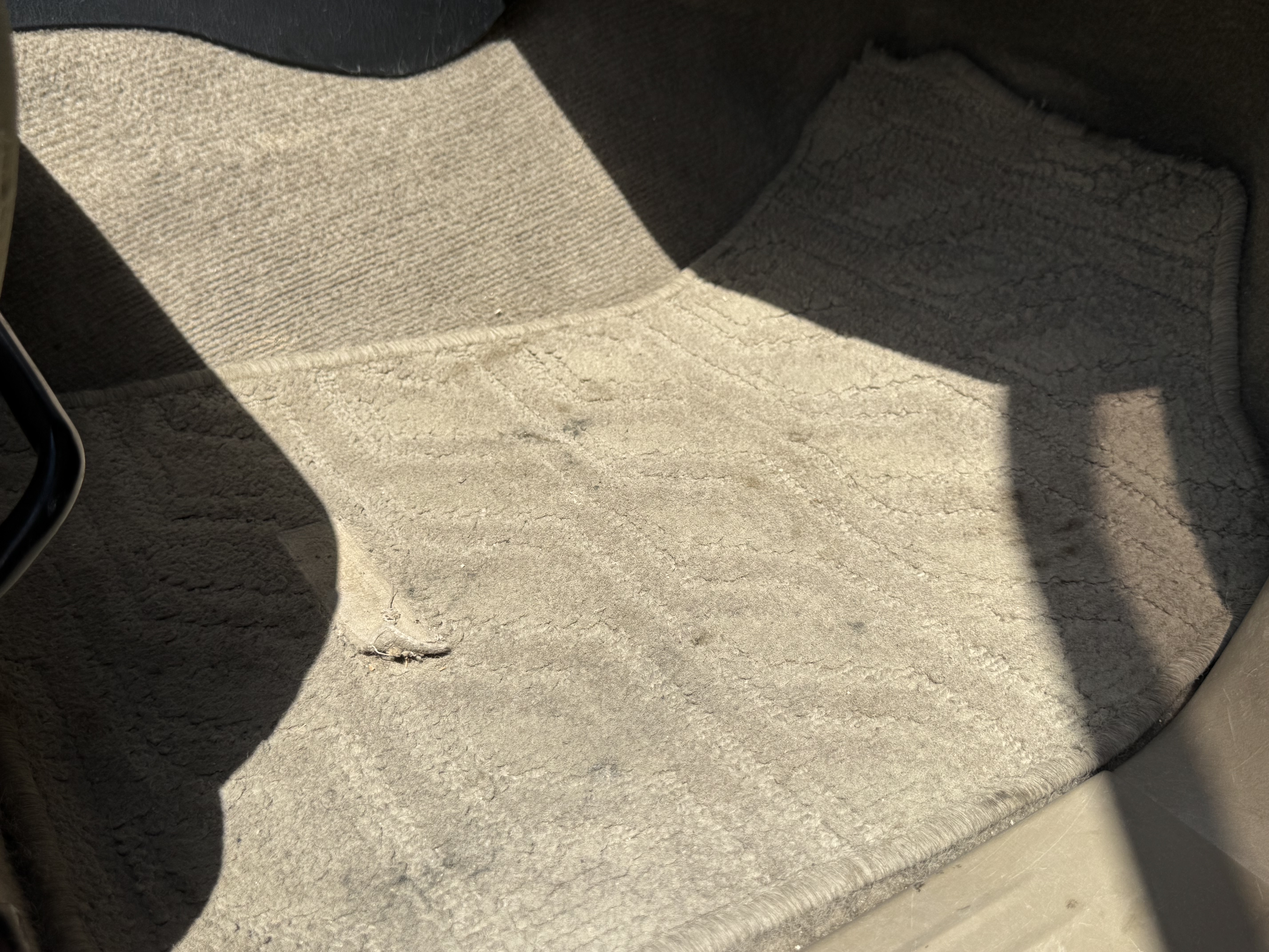 SUV-005-Toyota-Fortuner-SUVs-inspection-Interior-Floor-mats-1
