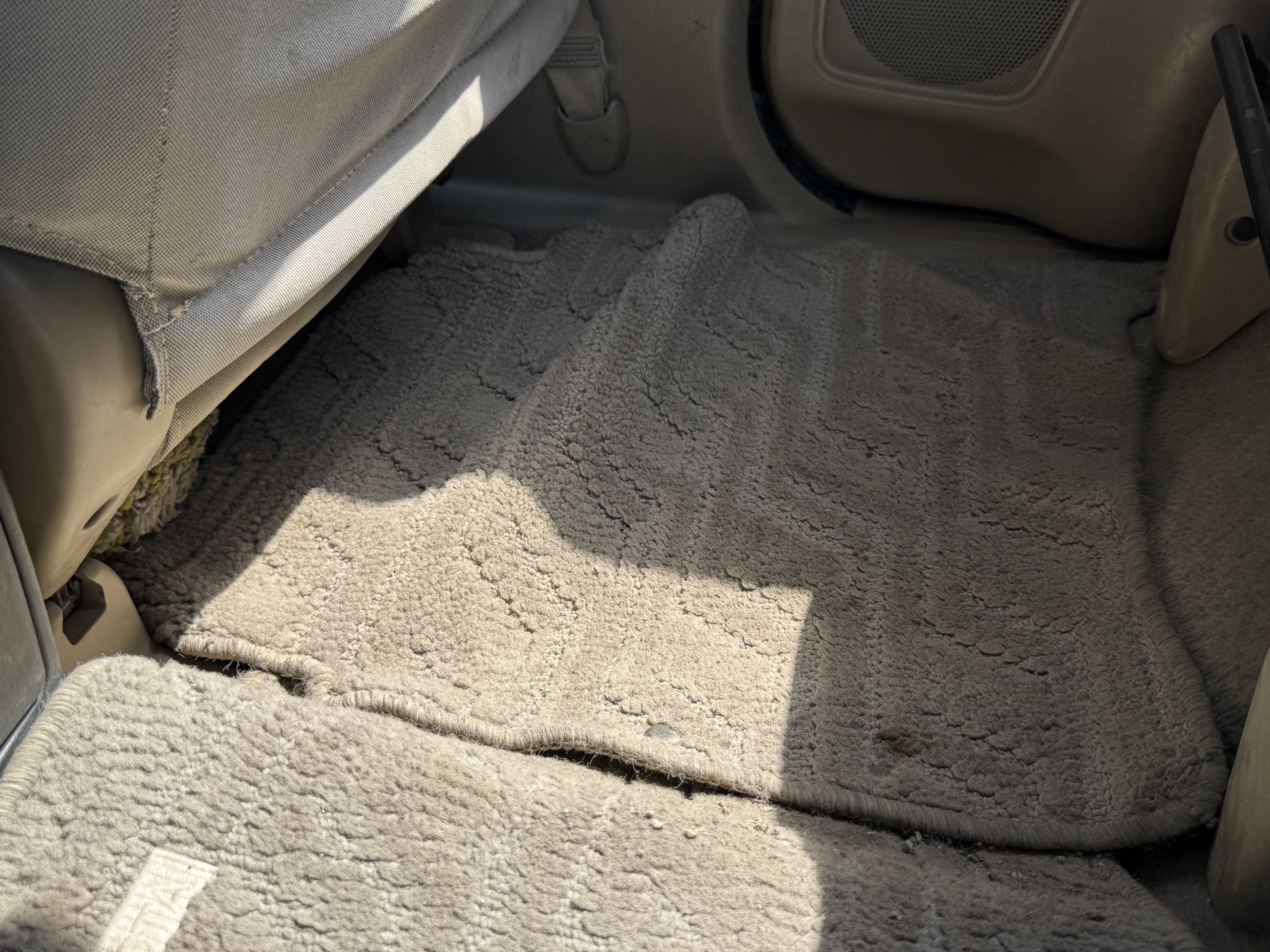 SUV-005-Toyota-Fortuner-SUVs-inspection-Interior-Floor-mats-1