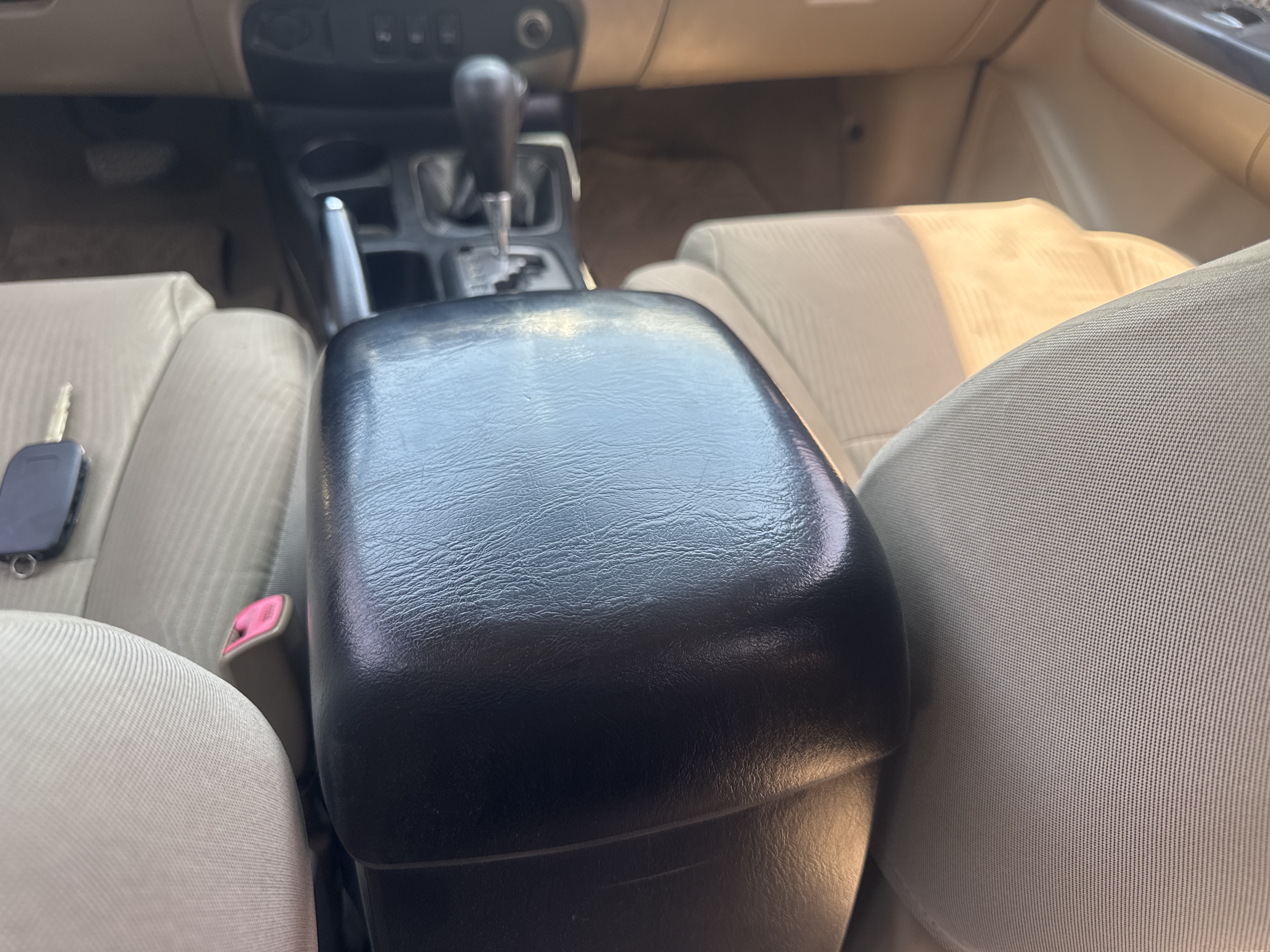 SUV-005-Toyota-Fortuner-SUVs-inspection-Interior-Armrest-1