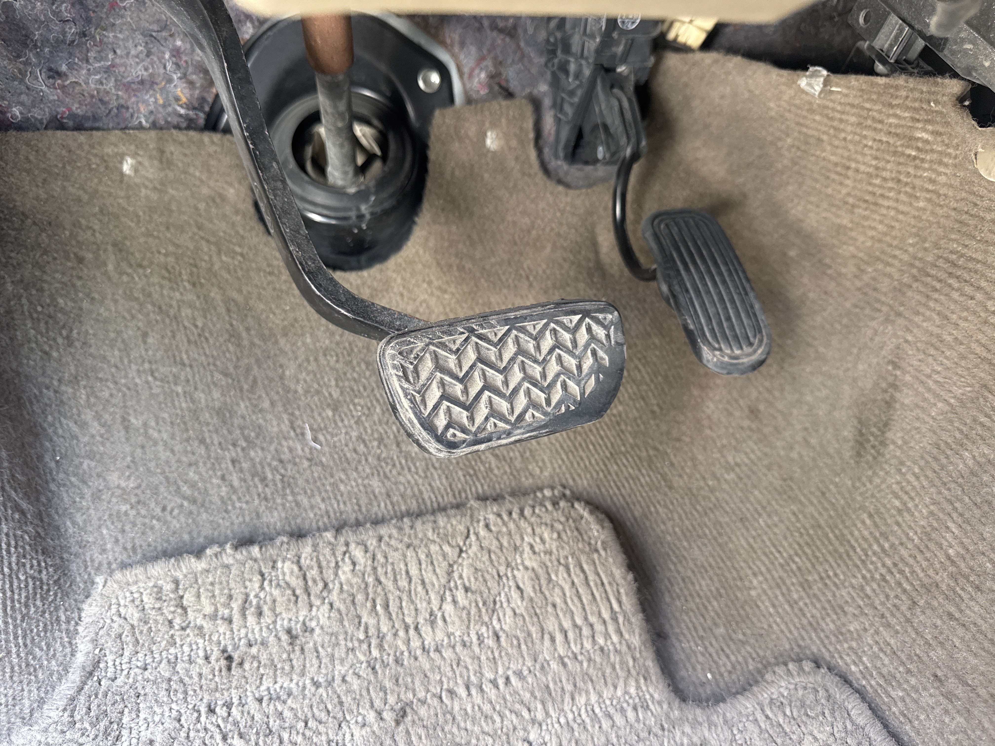 SUV-005-Toyota-Fortuner-SUVs-inspection-Interior-Pedals-1