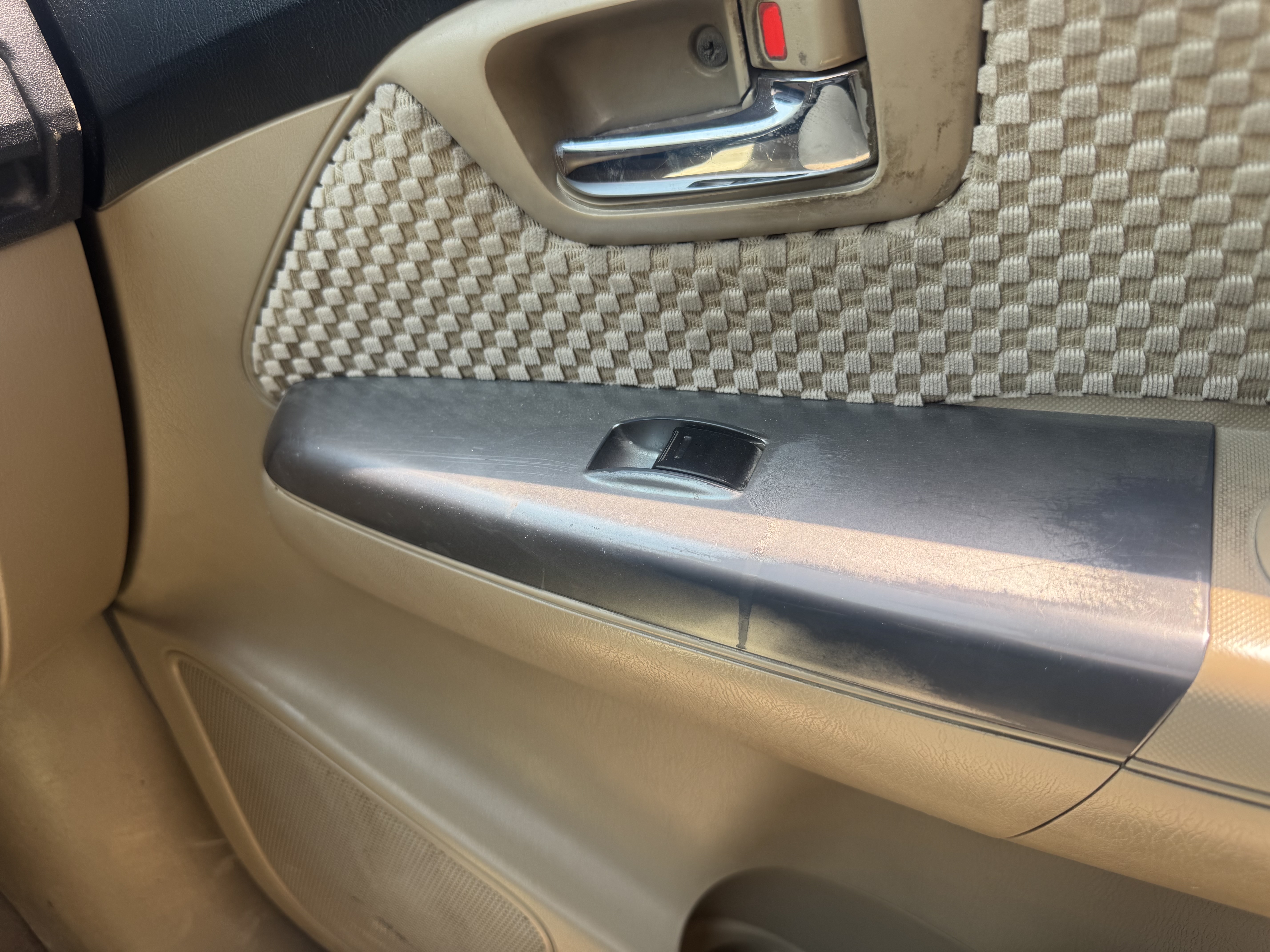 SUV-005-Toyota-Fortuner-SUVs-inspection-Electronics-Power-/-Manual-windows-1