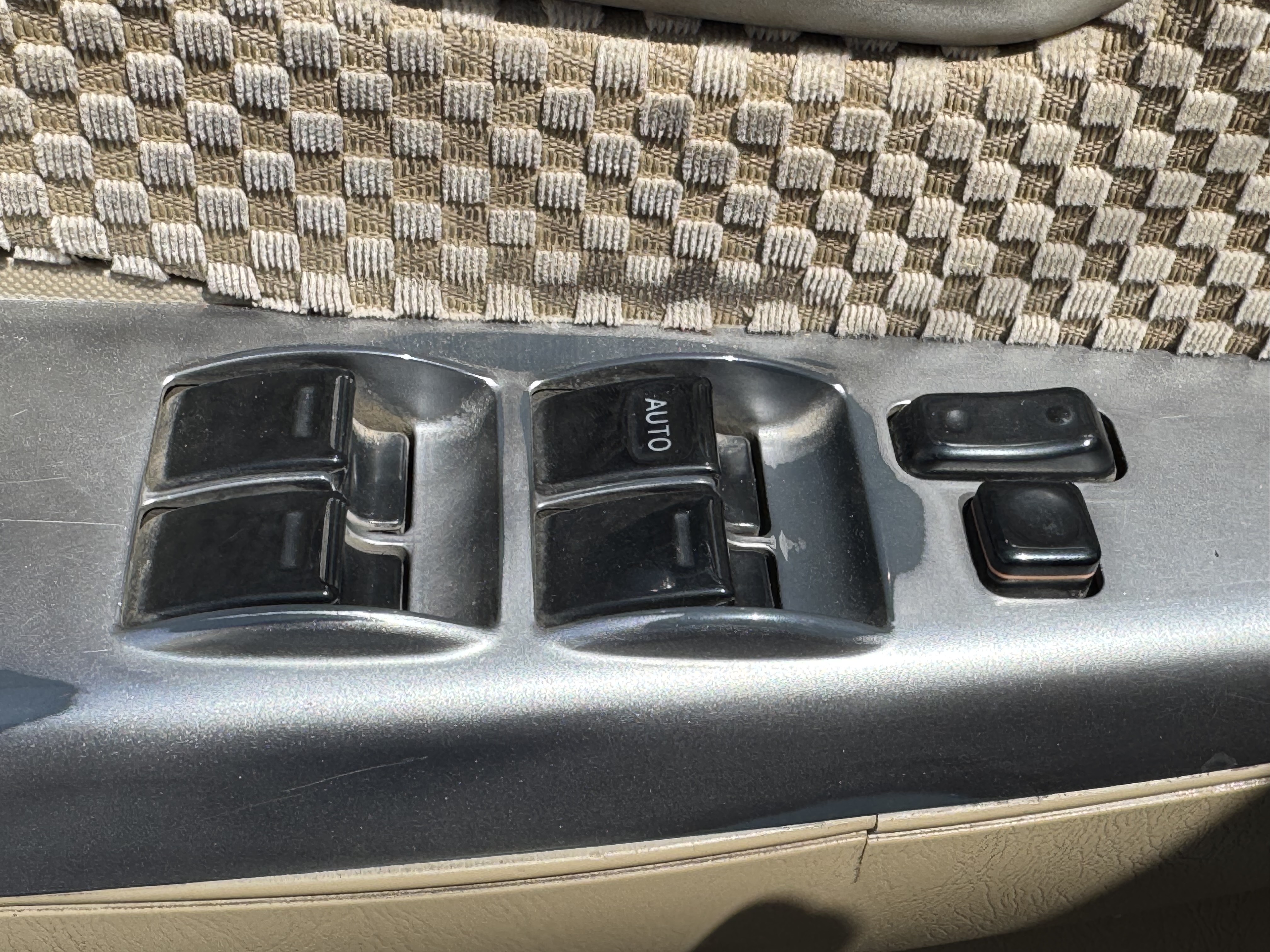 SUV-005-Toyota-Fortuner-SUVs-inspection-Electronics-Power-/-Manual-windows-1