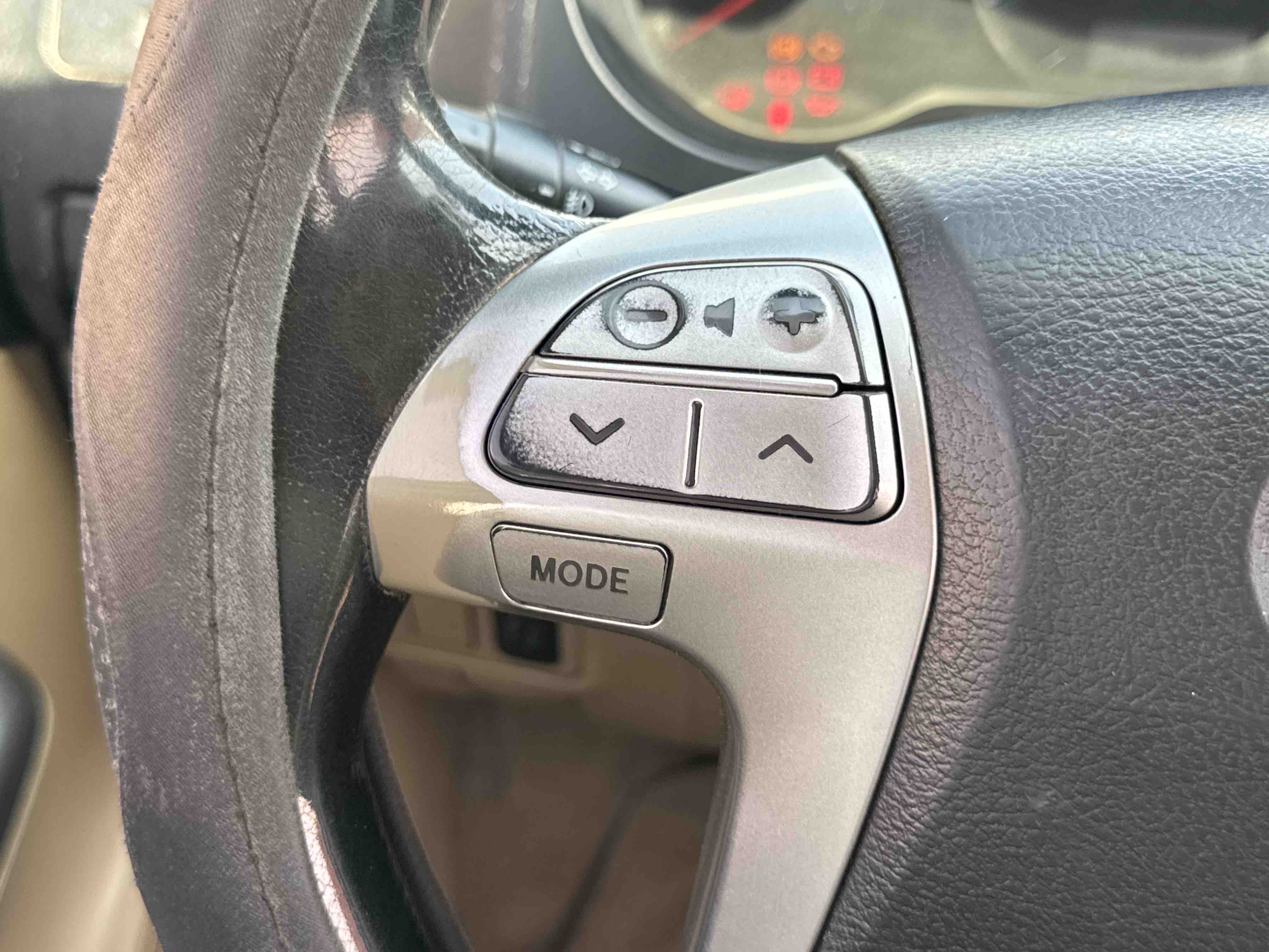 SUV-005-Toyota-Fortuner-SUVs-inspection-Electronics-Steering-controls-1