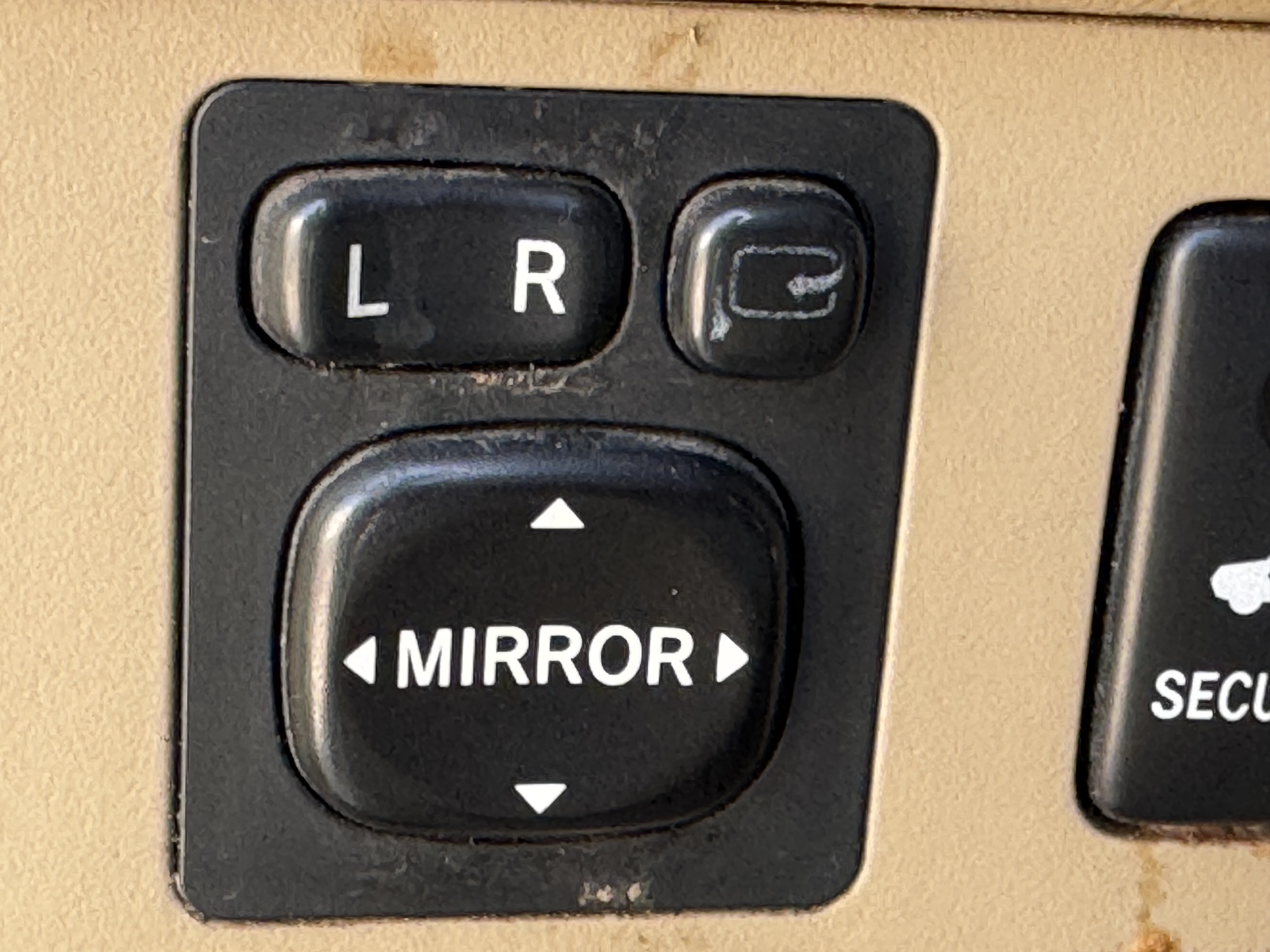 SUV-005-Toyota-Fortuner-SUVs-inspection-Electronics-Power-folding-mirrors-1