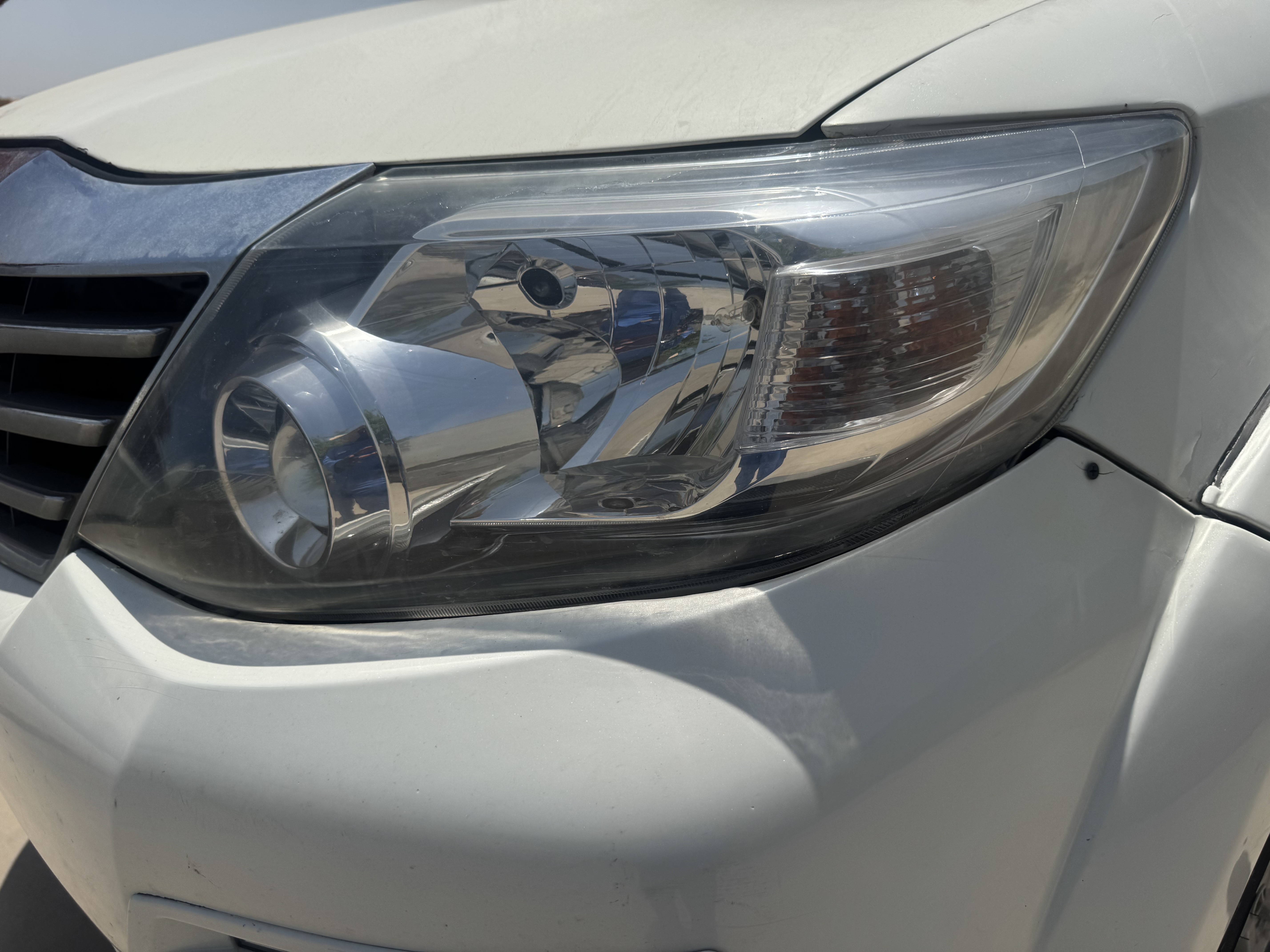SUV-005-Toyota-Fortuner-SUVs-inspection-Electronics-Headlights-1