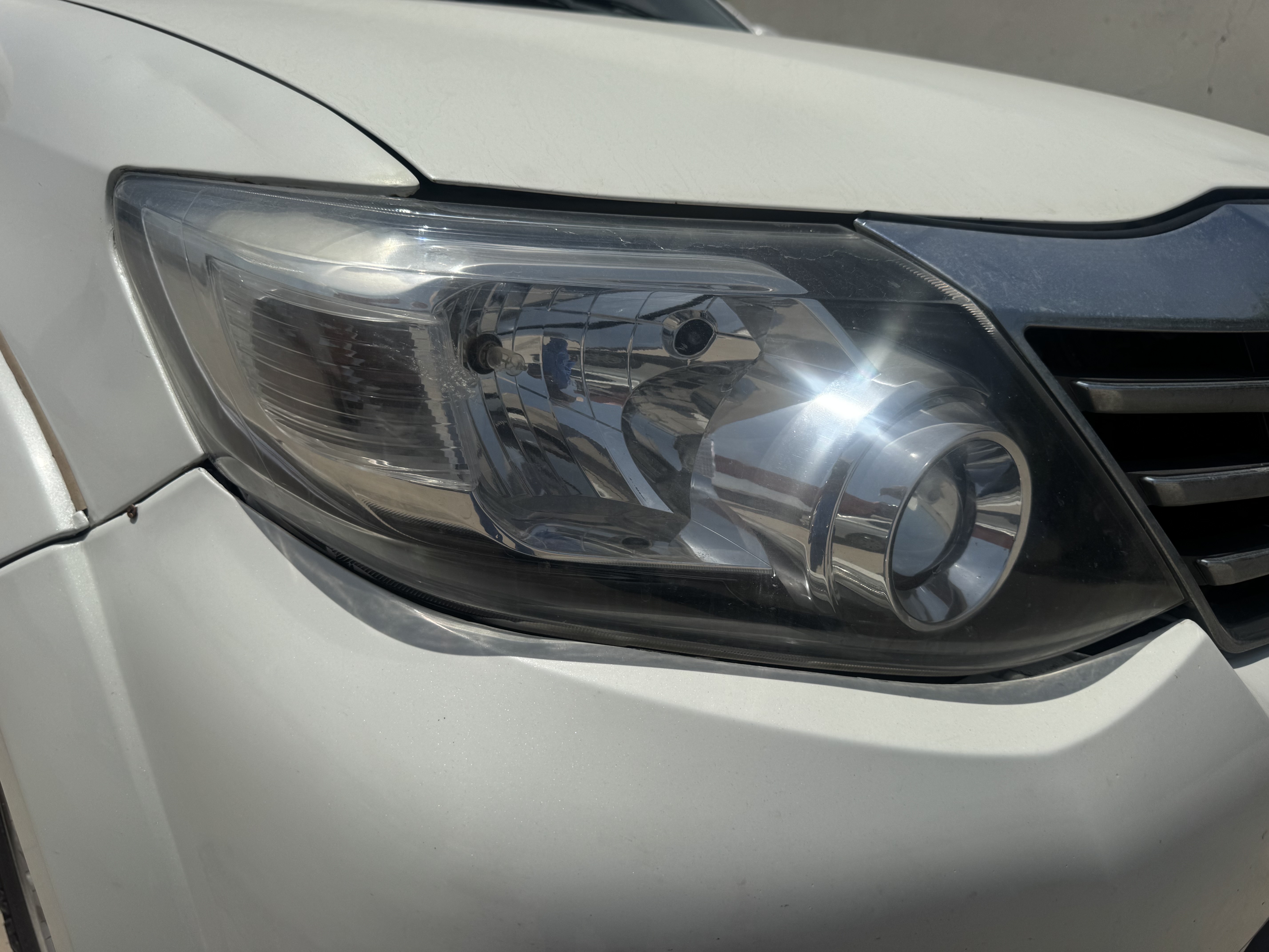 SUV-005-Toyota-Fortuner-SUVs-inspection-Electronics-Headlights-1