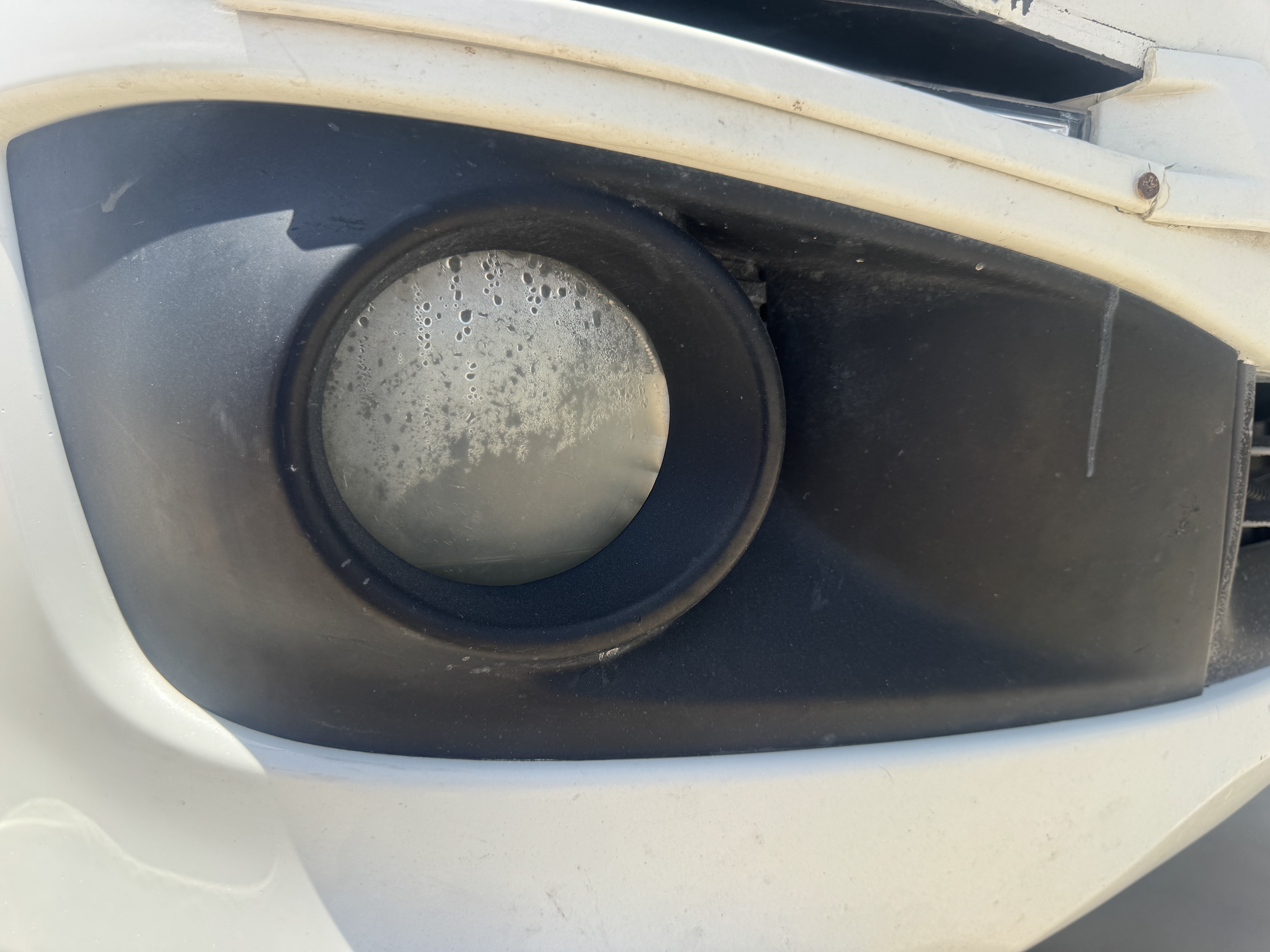 SUV-005-Toyota-Fortuner-SUVs-inspection-Electronics-Fog-lamps-1