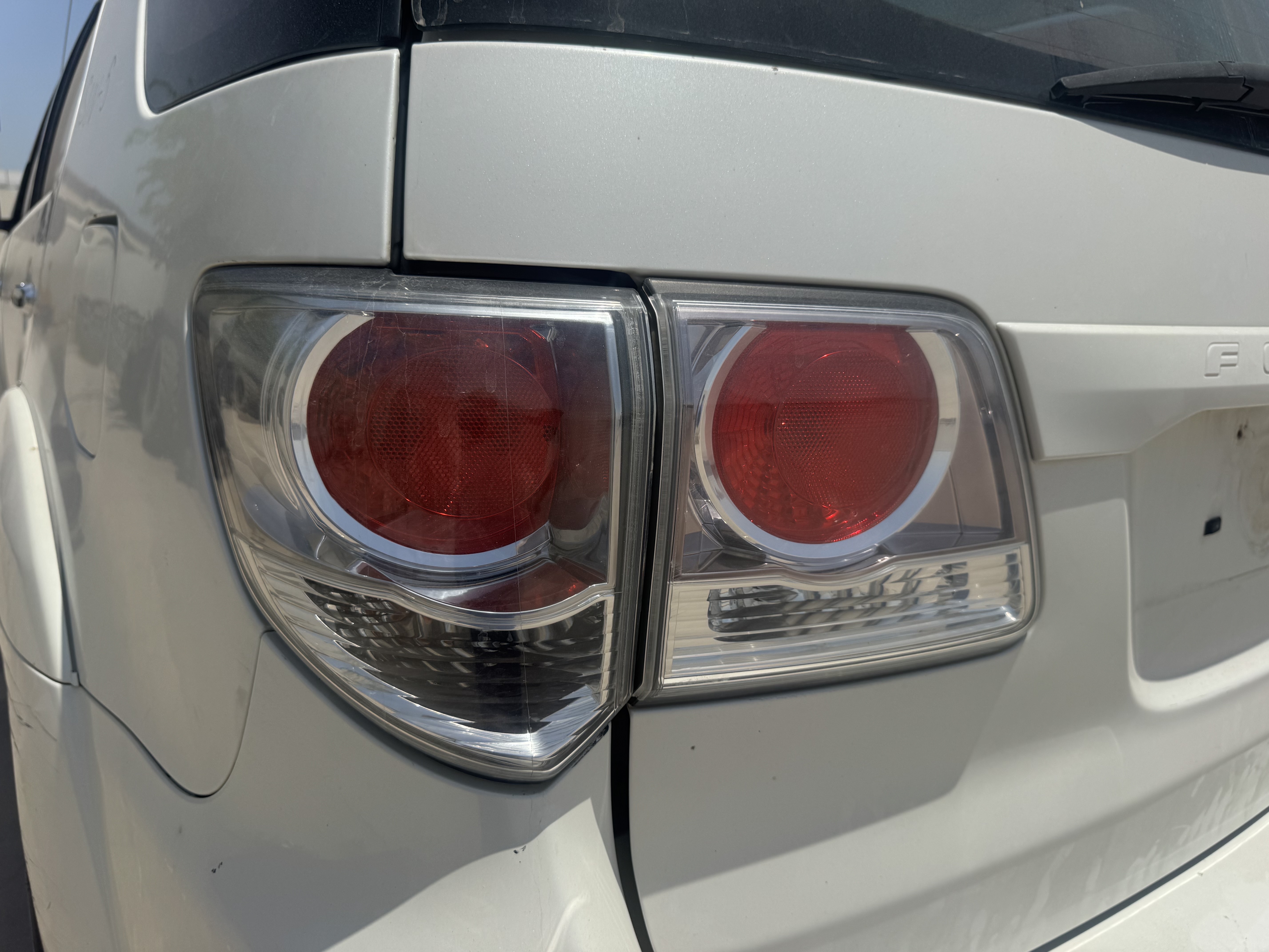 SUV-005-Toyota-Fortuner-SUVs-inspection-Electronics-Tail-lamp-1