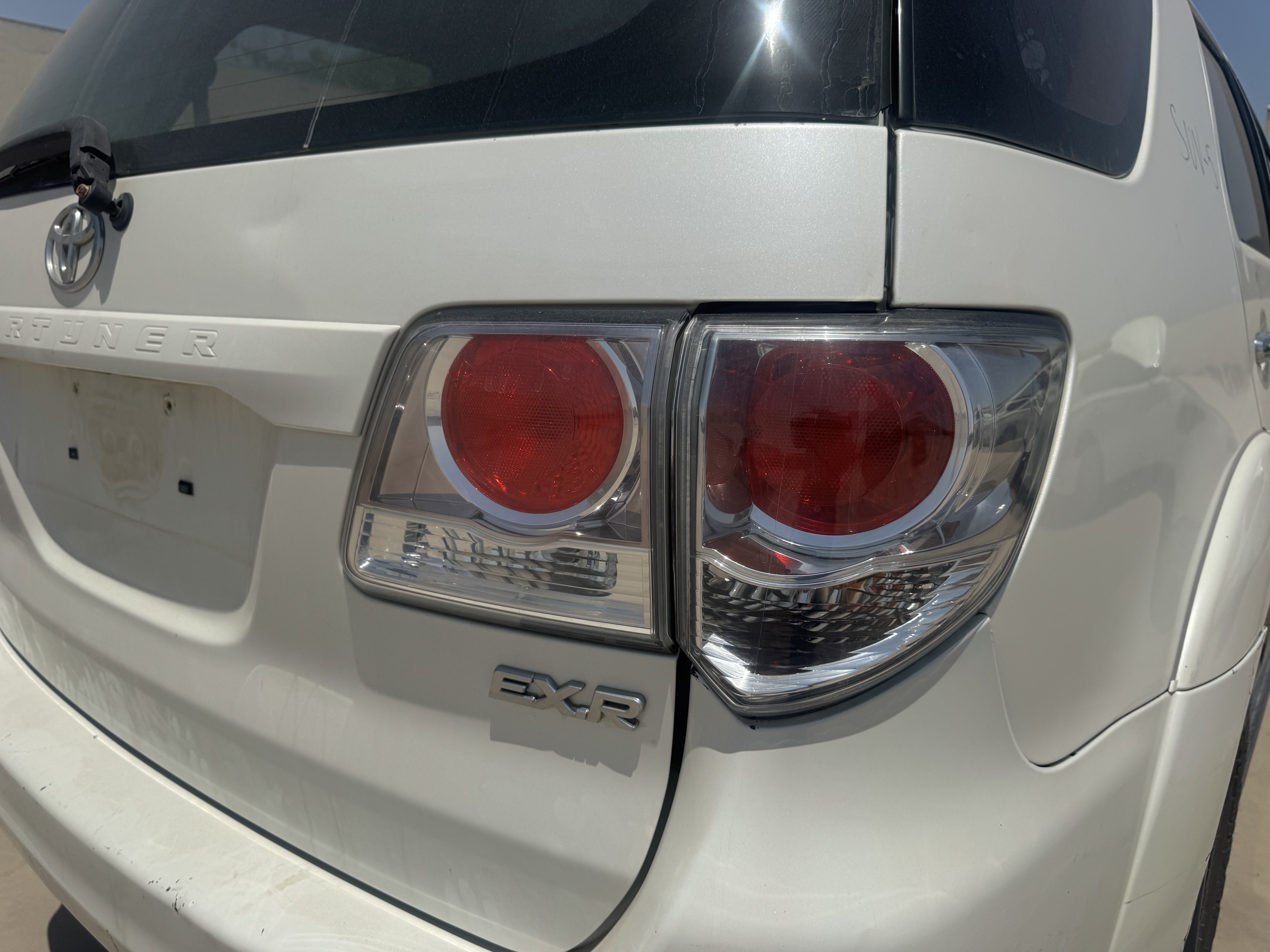 SUV-005-Toyota-Fortuner-SUVs-inspection-Electronics-Tail-lamp-1