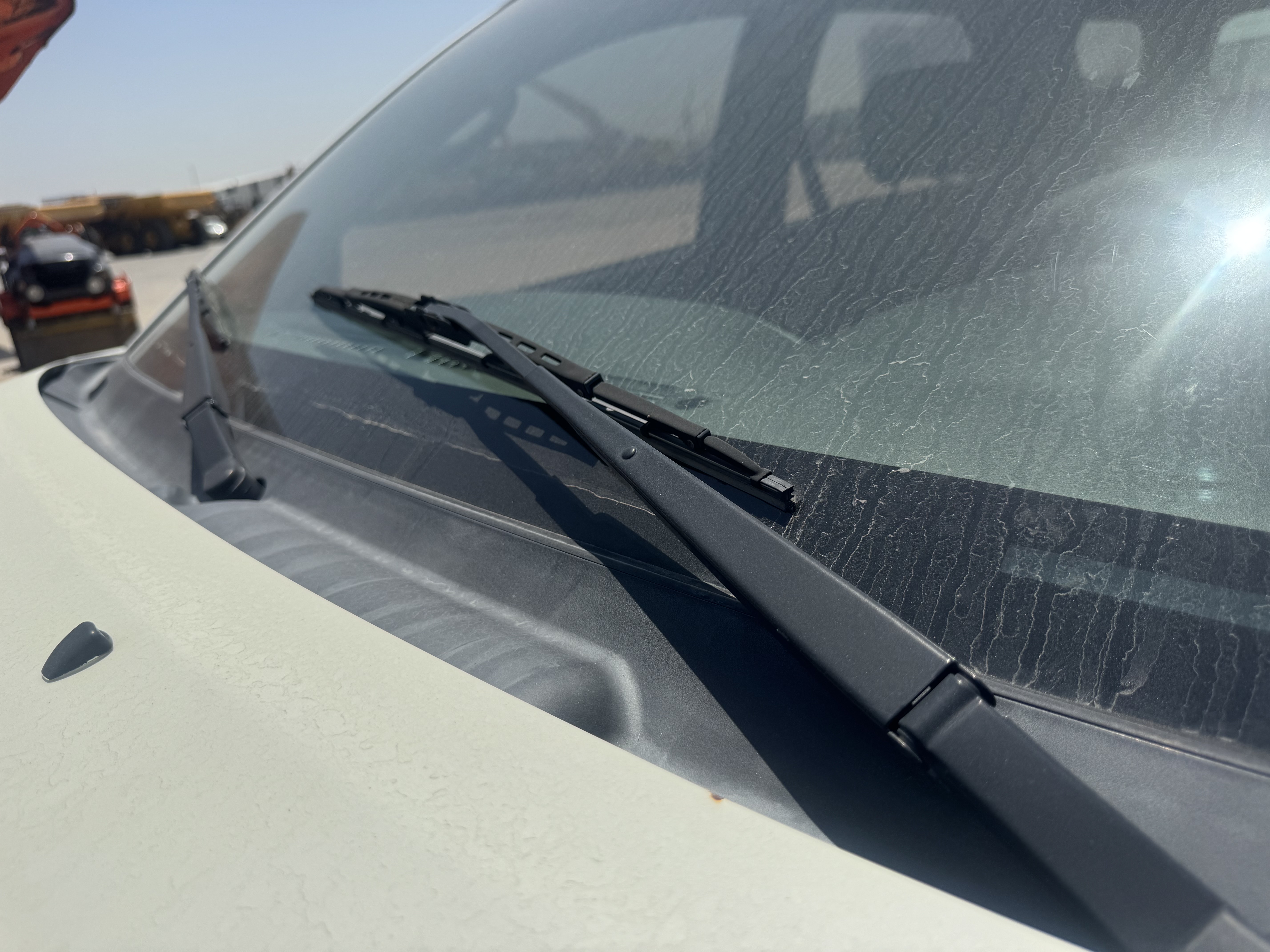SUV-005-Toyota-Fortuner-SUVs-inspection-Electronics-Front-wiper-1
