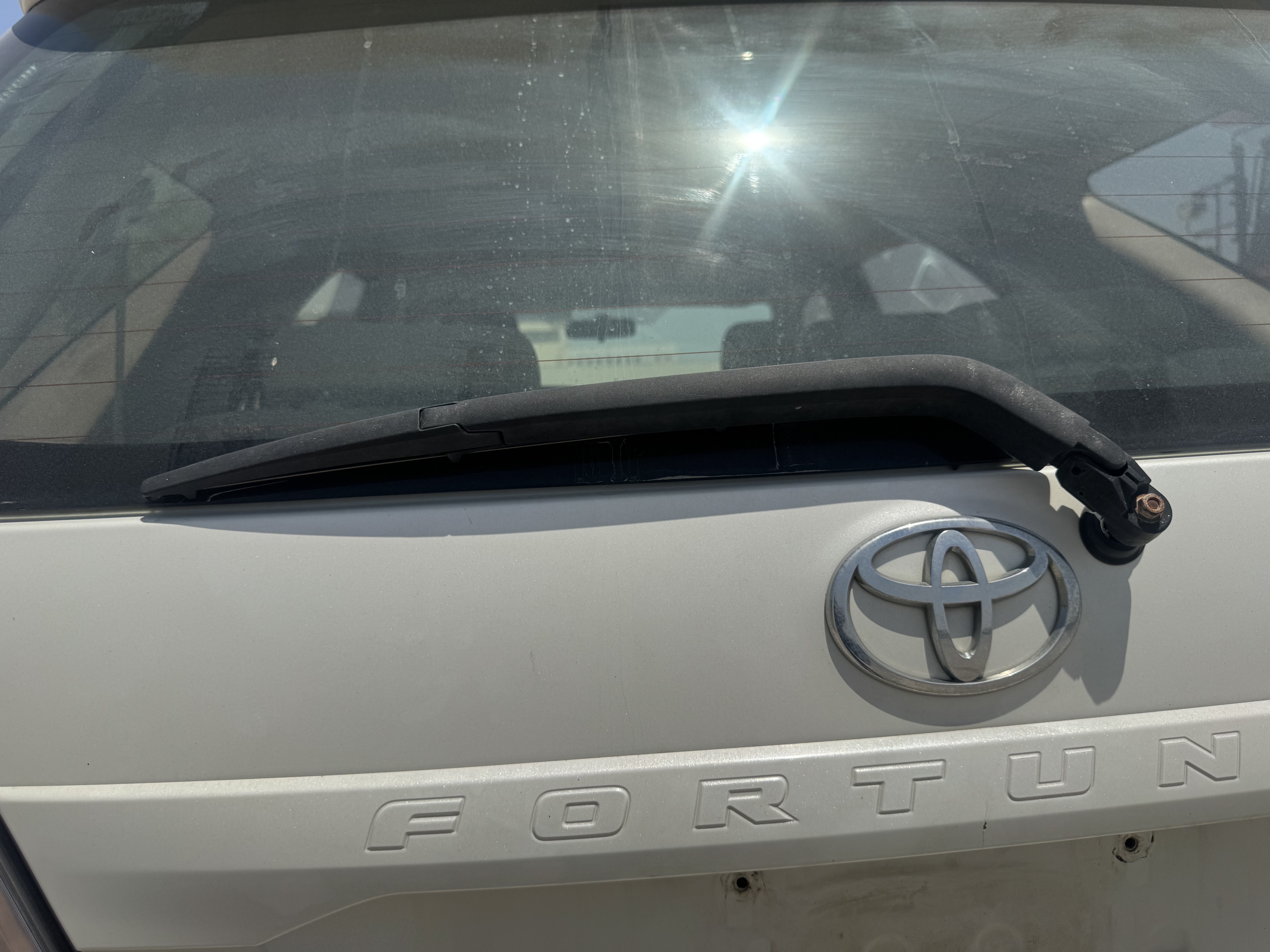 SUV-005-Toyota-Fortuner-SUVs-inspection-Electronics-Rear-wiper-1